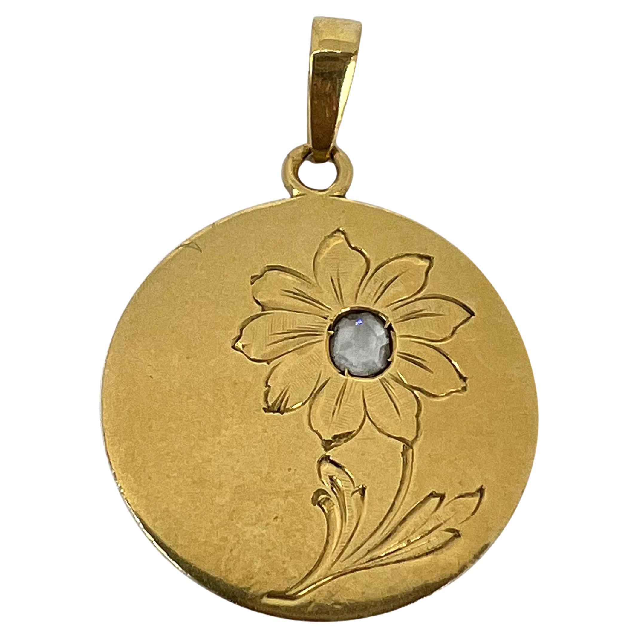 French Daisy Margherite Flower 18 Karat Yellow Gold Diamond Charm Pendant For Sale