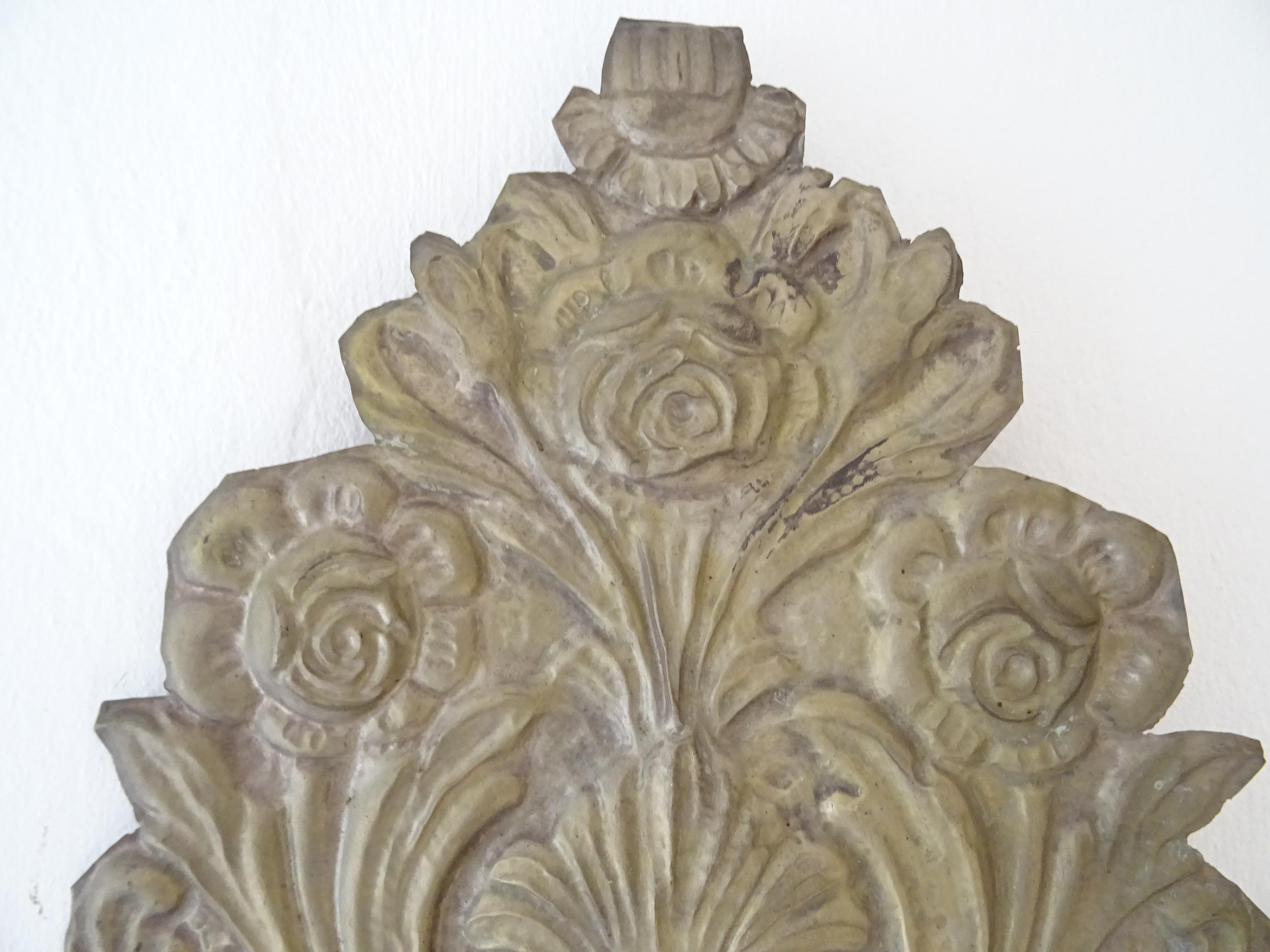 Applique francesi in rame stagnato scuro con rilievo floreale 