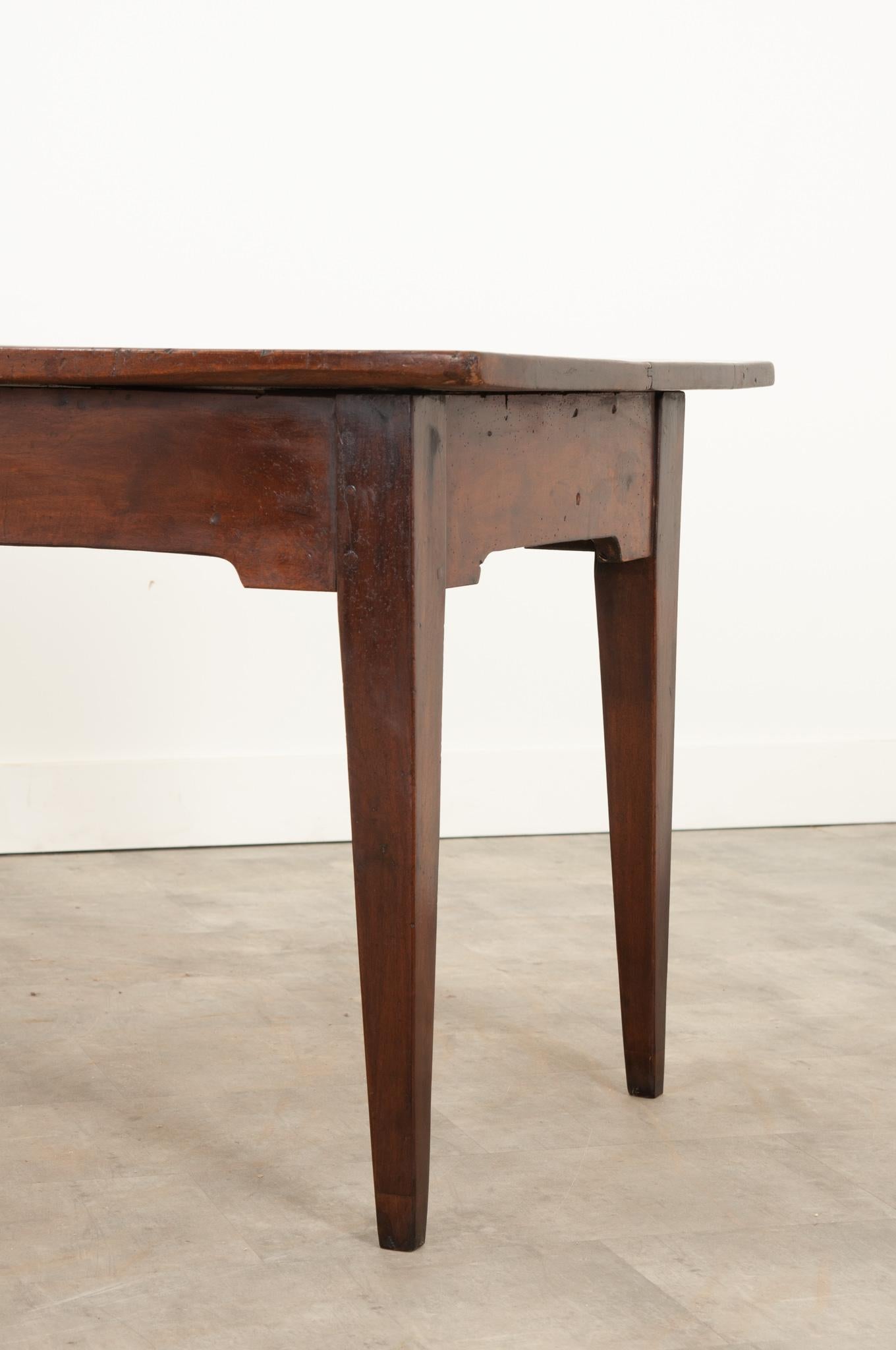 XIXe siècle Table de ferme française en noyer foncé en vente