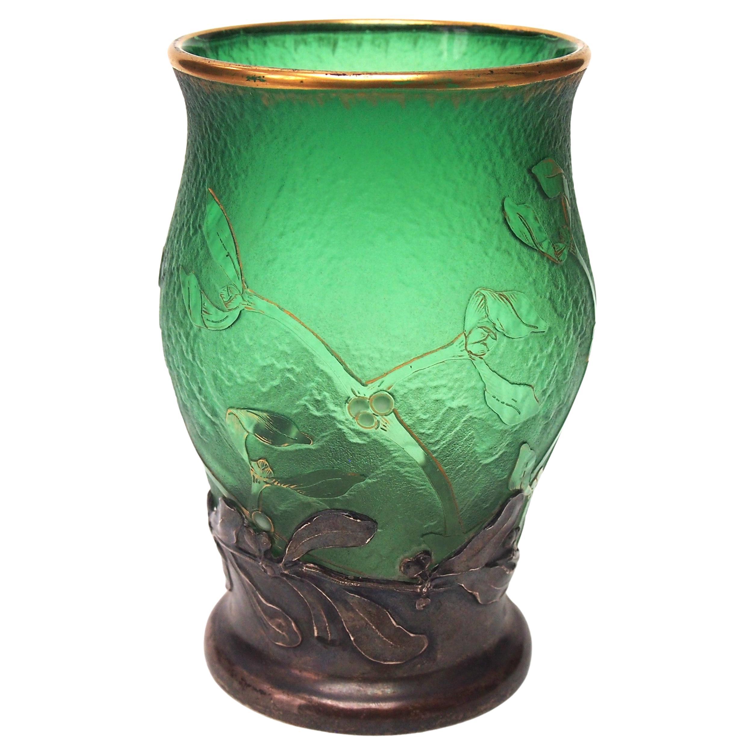 Vaso francese Daum Art Nouveau in vetro verde e argento tagliato all'acido, firmato nel 1898.
