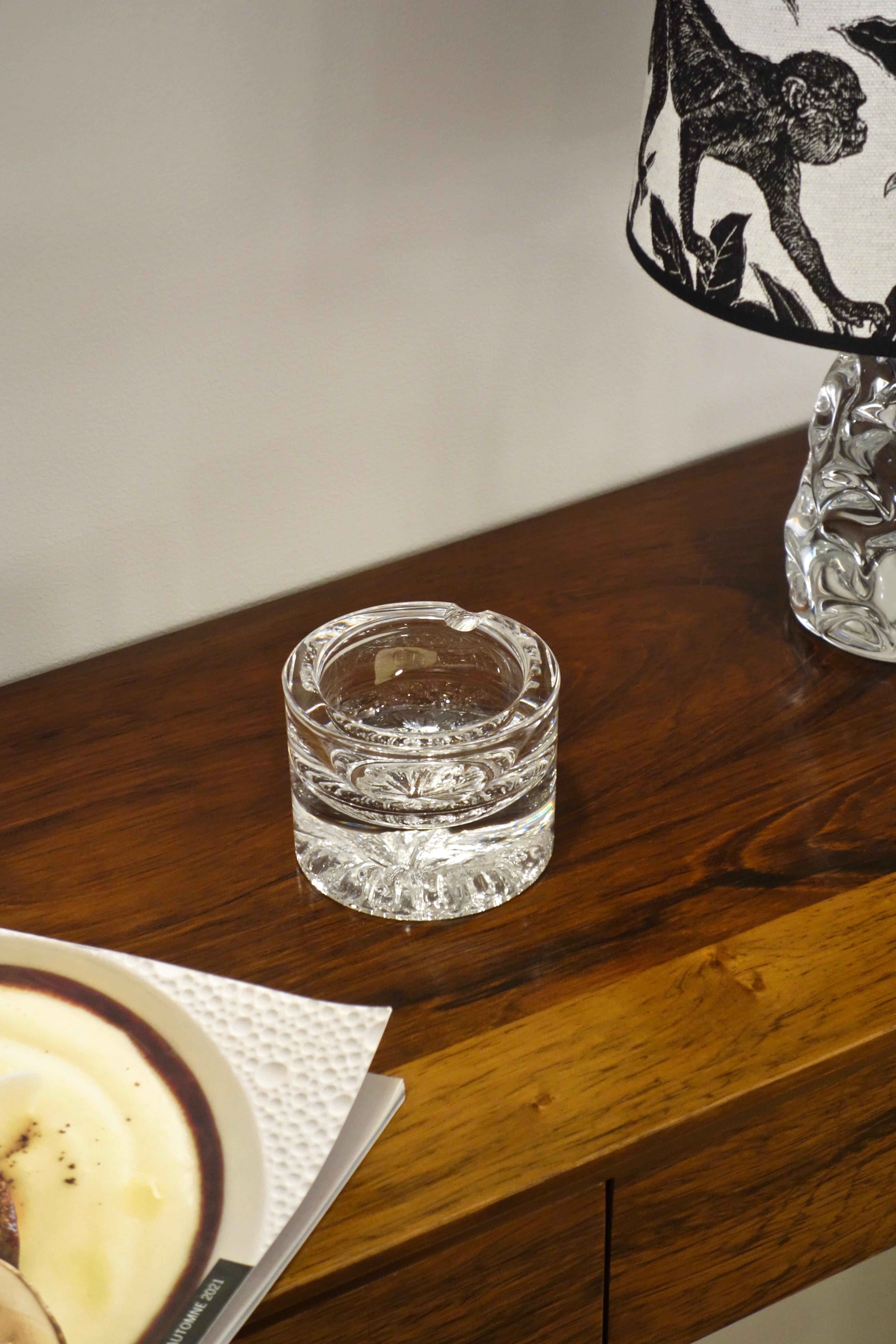 Aschenbecher aus Kristall, signiert von dem berühmten Haus Daum aus den 1960er Jahren. Sehr schöne Verarbeitung mit graviertem Dekor. Eine für diese Manufaktur typische Arbeit von großer Finesse. Signiertes Modell in perfektem Zustand. Dieses