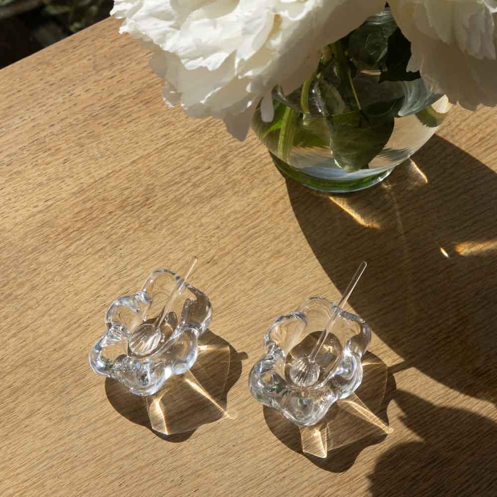 Français Salière en cristal de Daum avec cuillères en coquillage, signée en vente