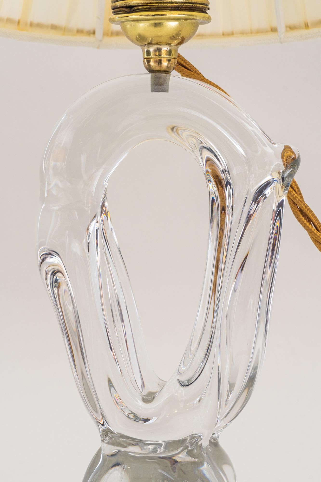 Mid-Century Modern Lampe de bureau française en verre de cristal Daum, datant des années 1960 environ, signée en vente