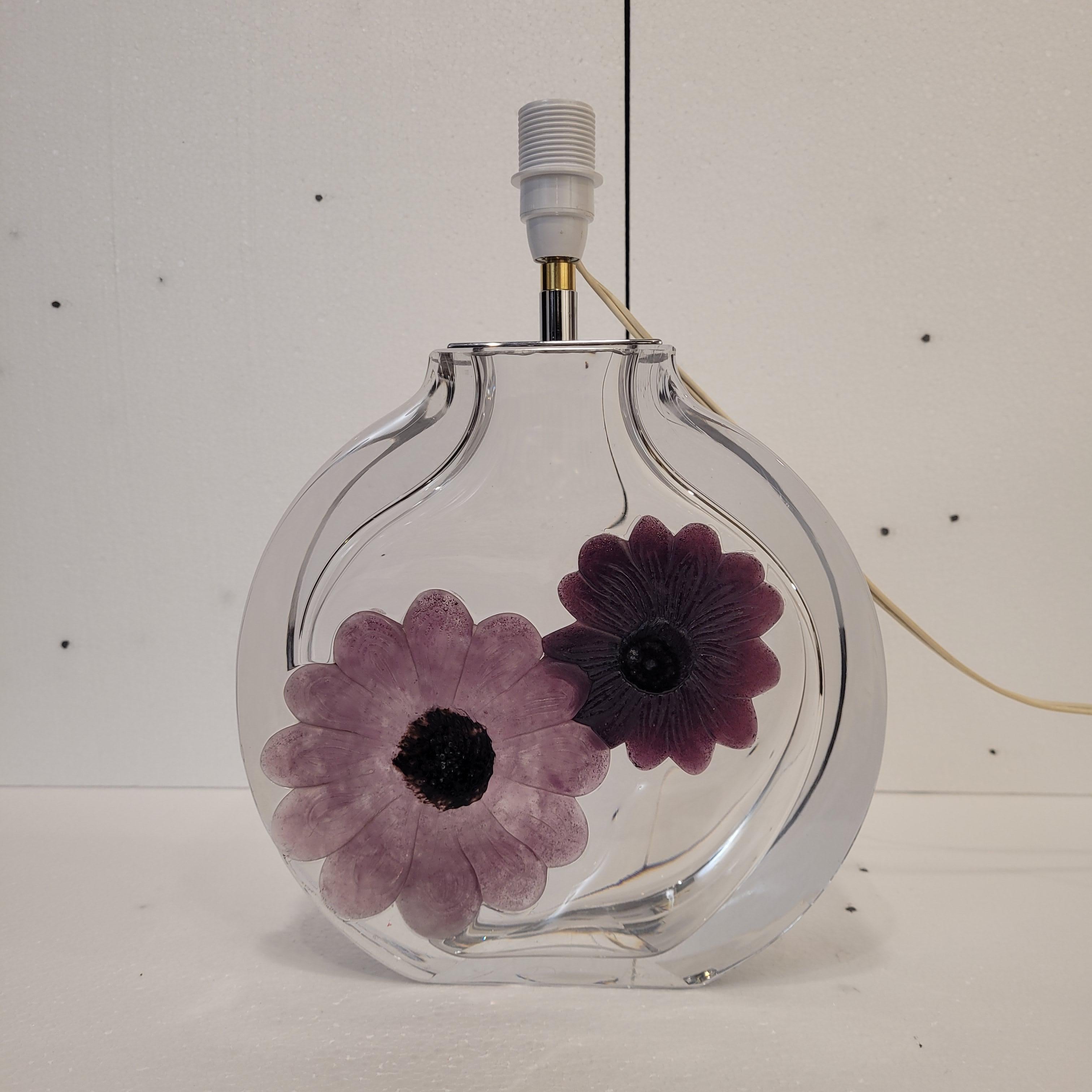 Lámpara de sobremesa francesa de cristal Daum con flores malva en venta 4