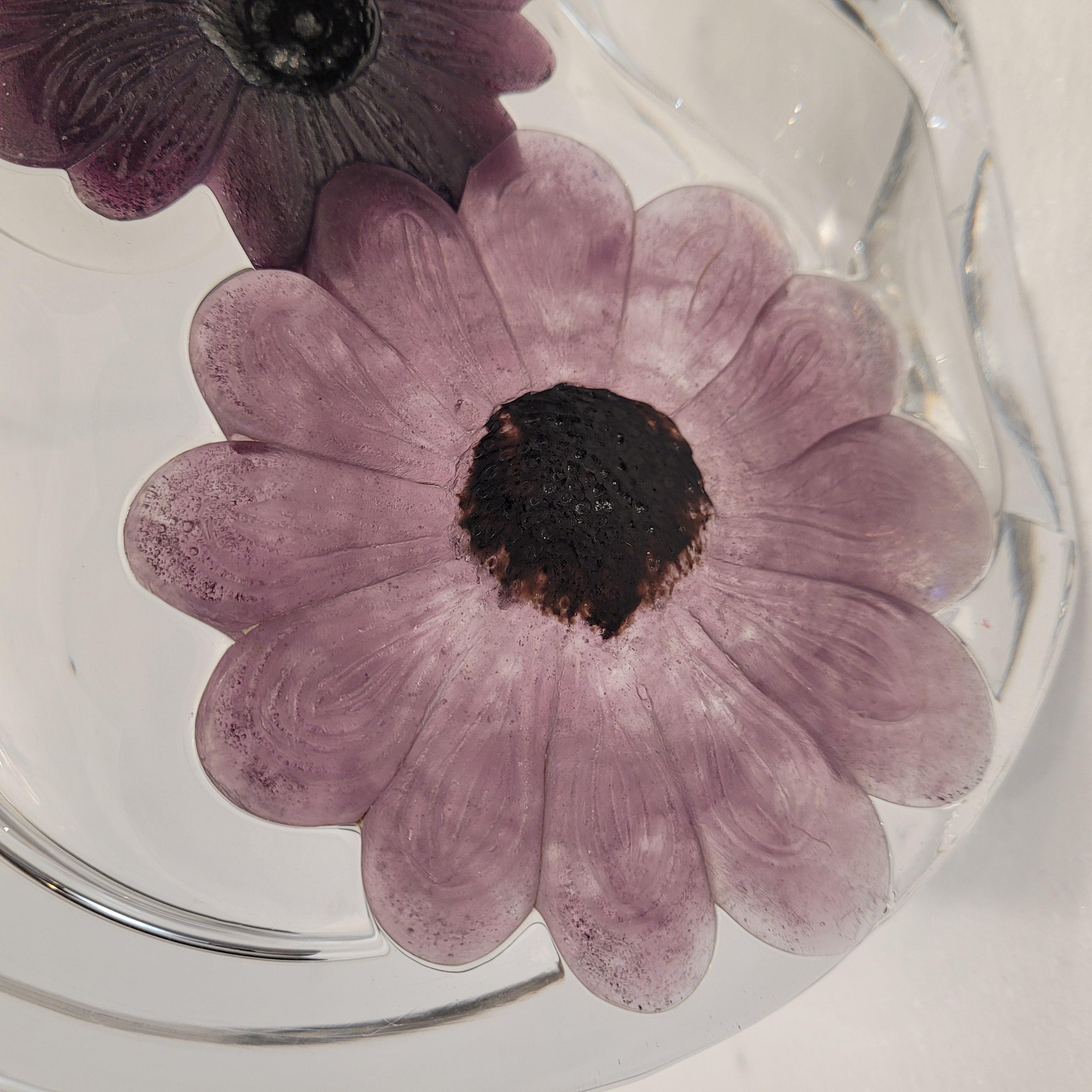 Lámpara de sobremesa francesa de cristal Daum con flores malva en venta 7