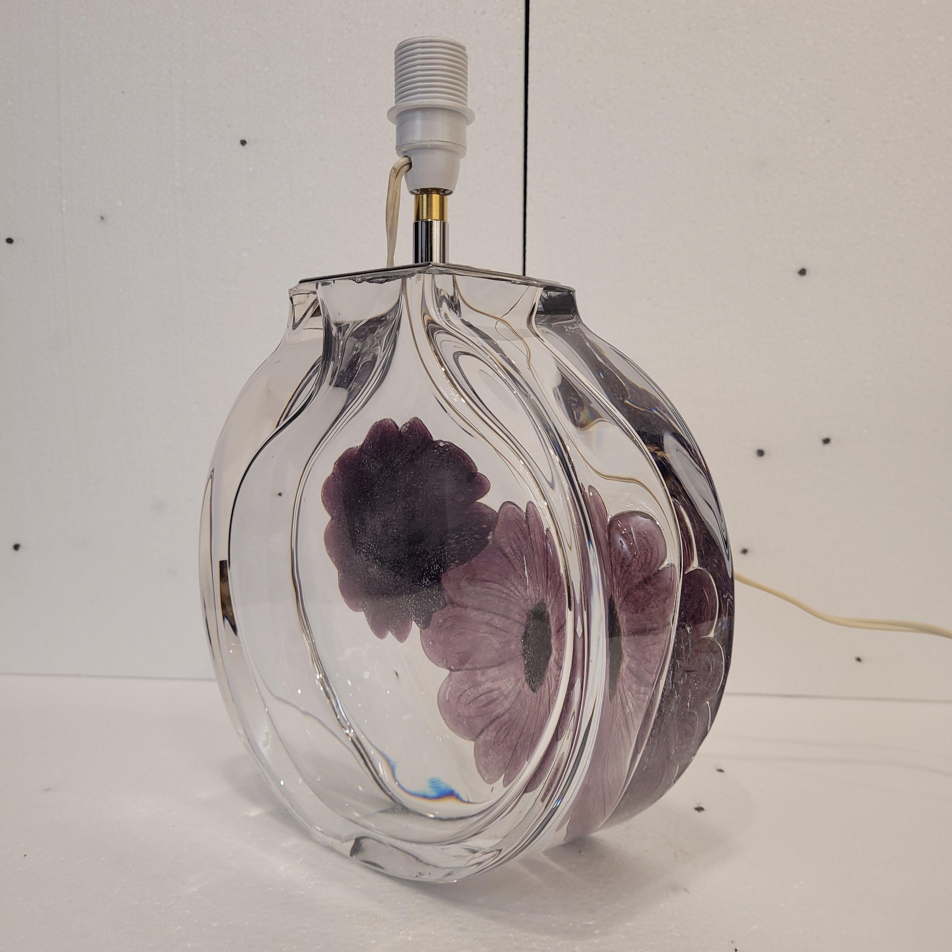 Lámpara de sobremesa francesa de cristal Daum con flores malva en venta 9