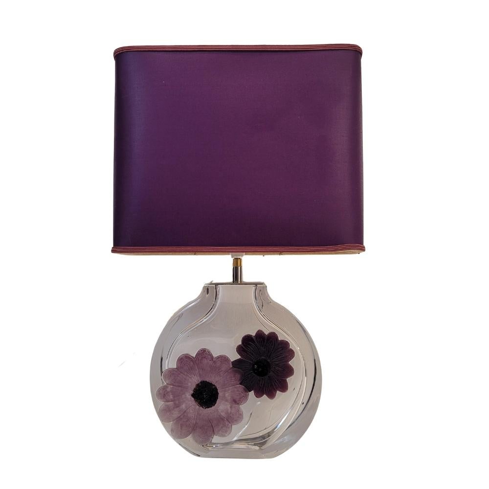 Preciosa lámpara de sobremesa de cristal francés Daum con flores de cristal en relieve de color malva y rosa, colección Coppelia del maravilloso cristal DAUM FRANCE.
La lámpara tiene la base original y, sobre todo, la pantalla original en un