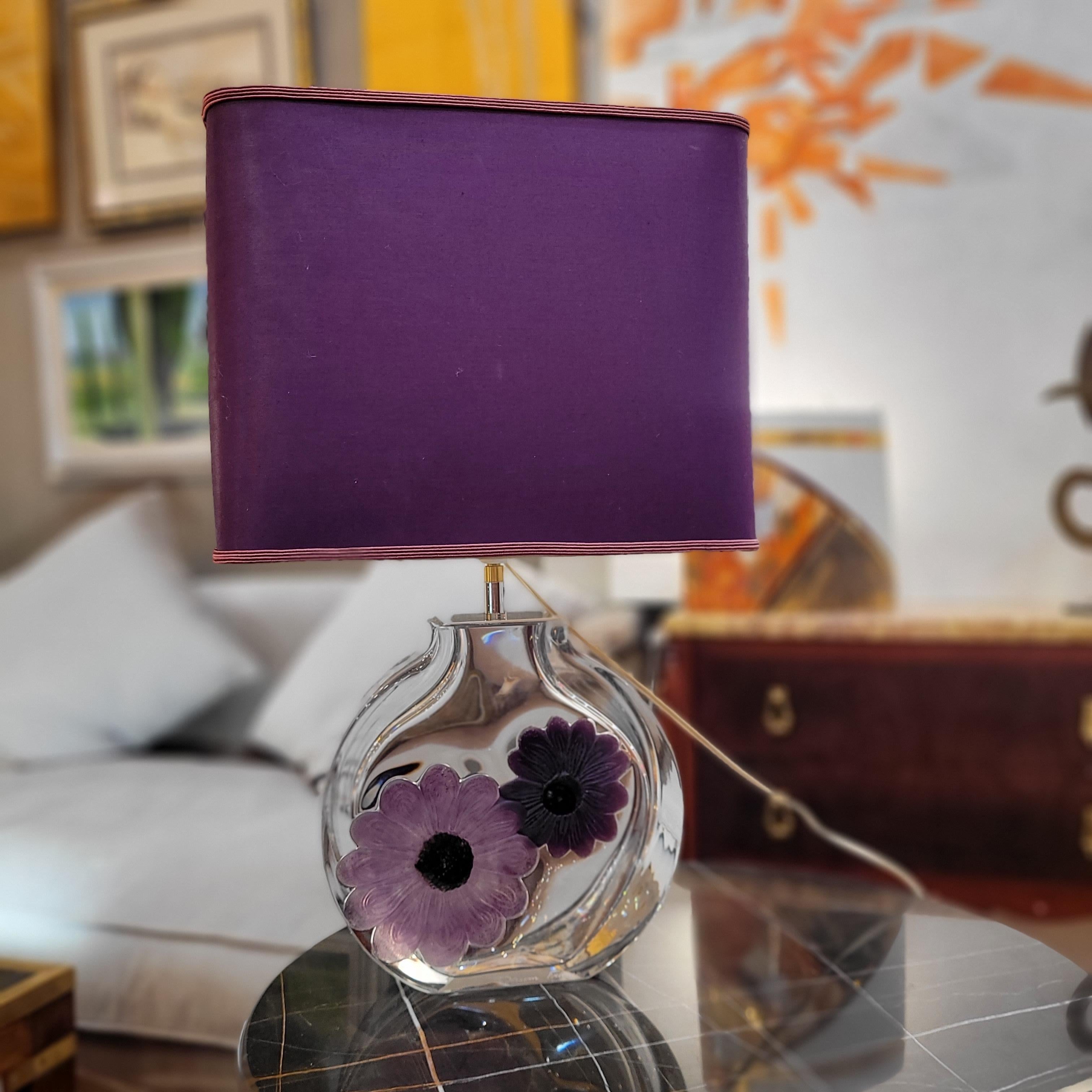 Lámpara de sobremesa francesa de cristal Daum con flores malva en venta 12