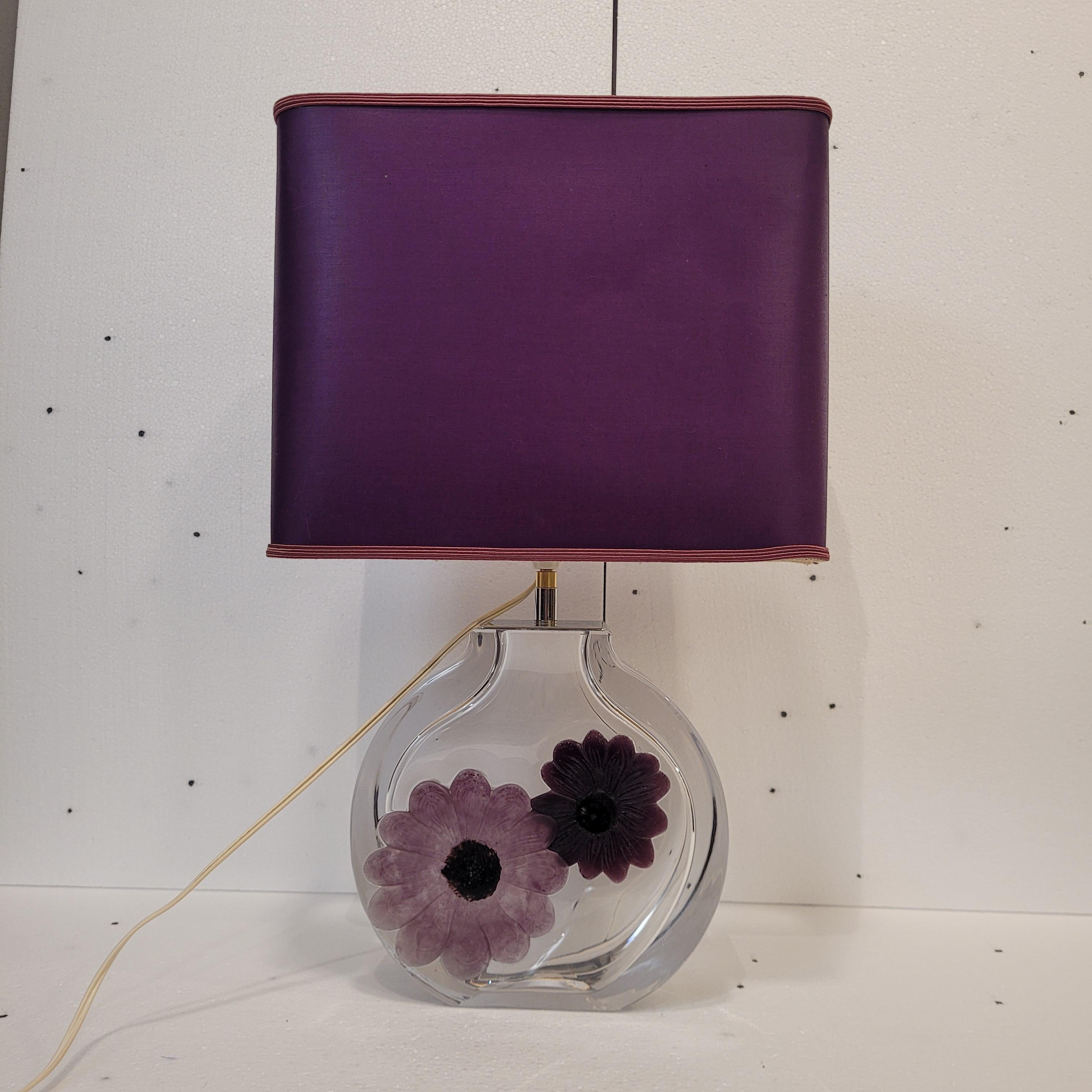 Lámpara de sobremesa francesa de cristal Daum con flores malva Hecho a mano en venta
