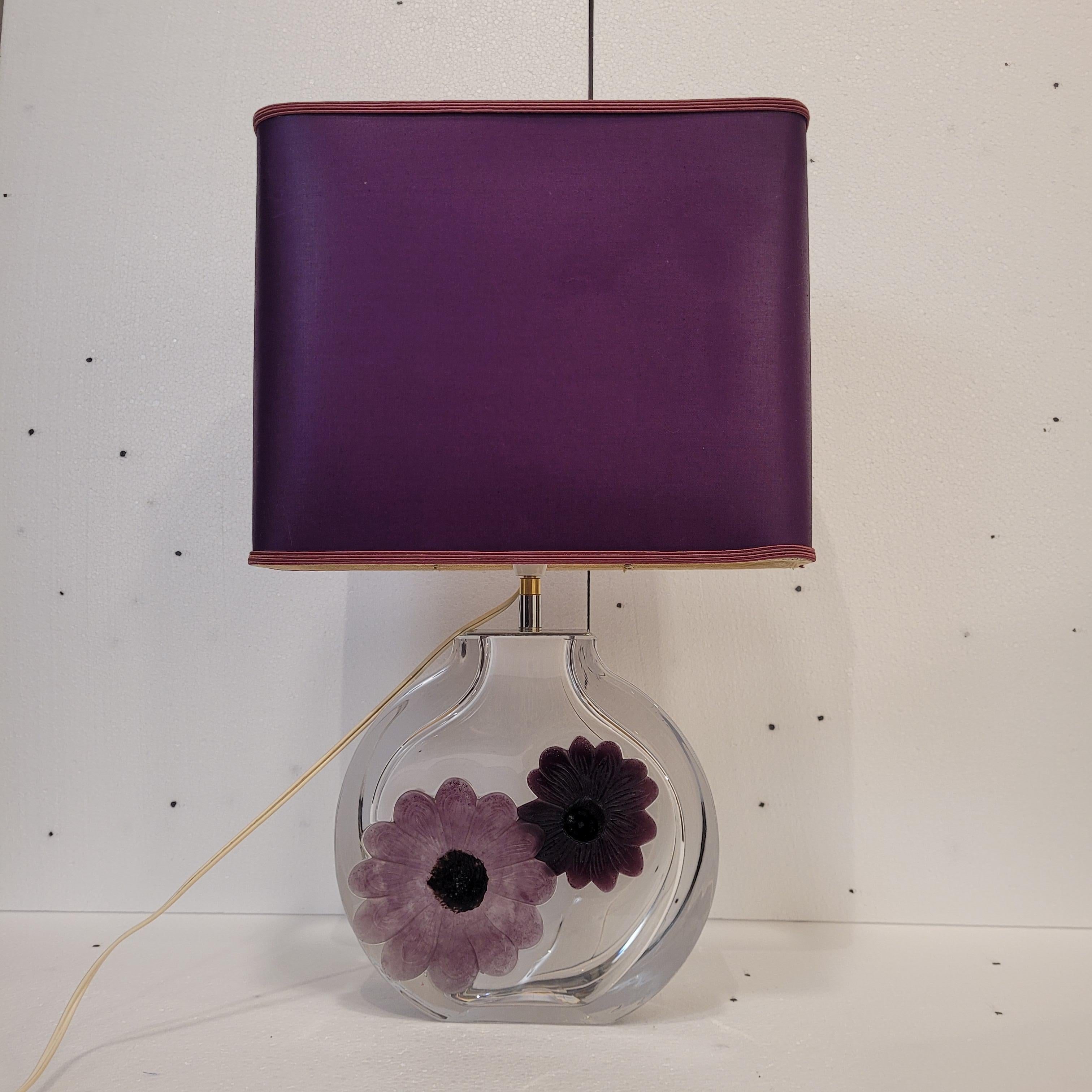 Lámpara de sobremesa francesa de cristal Daum con flores malva en Excelente estado para la venta en Valladolid, ES