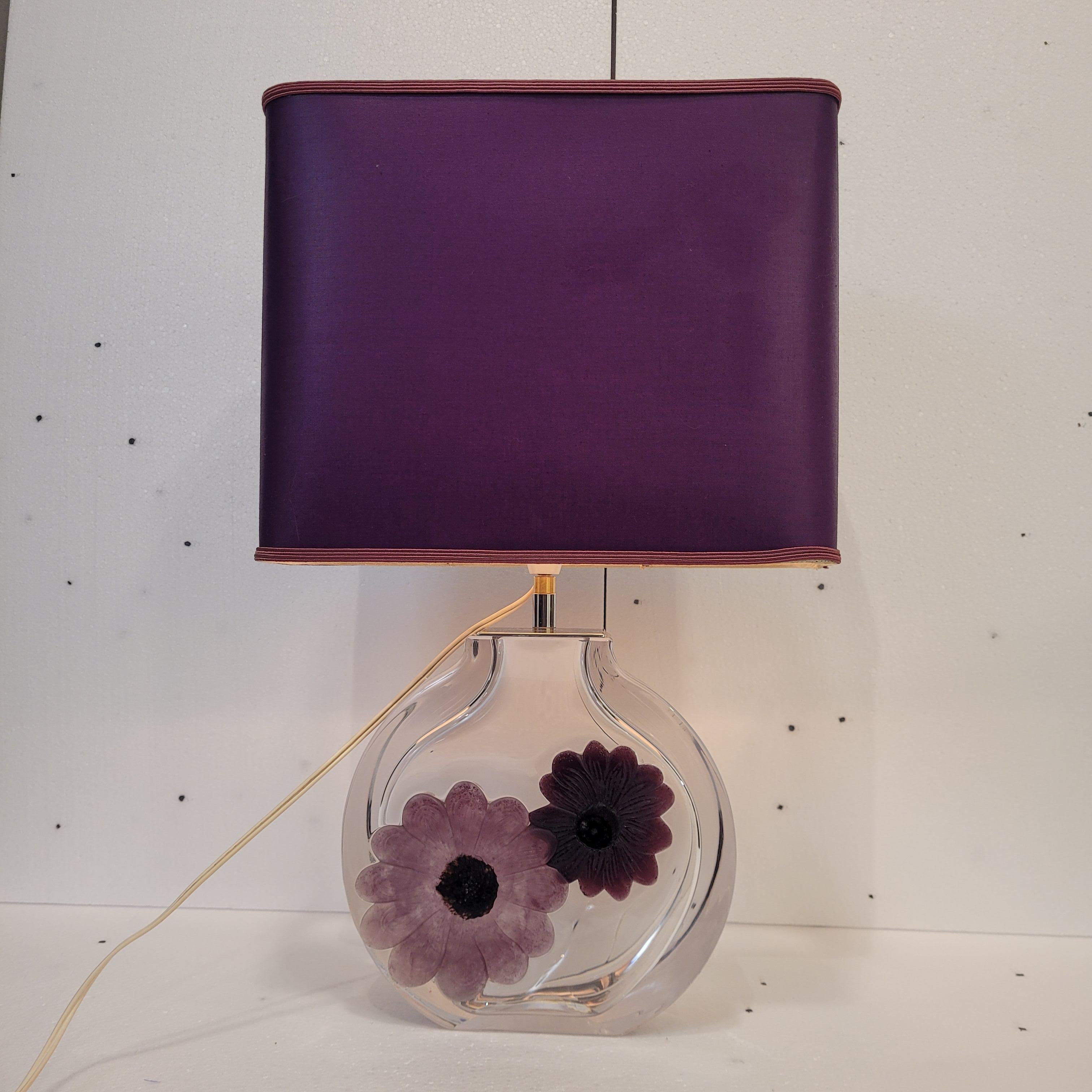 Lámpara de sobremesa francesa de cristal Daum con flores malva finales del siglo XX en venta
