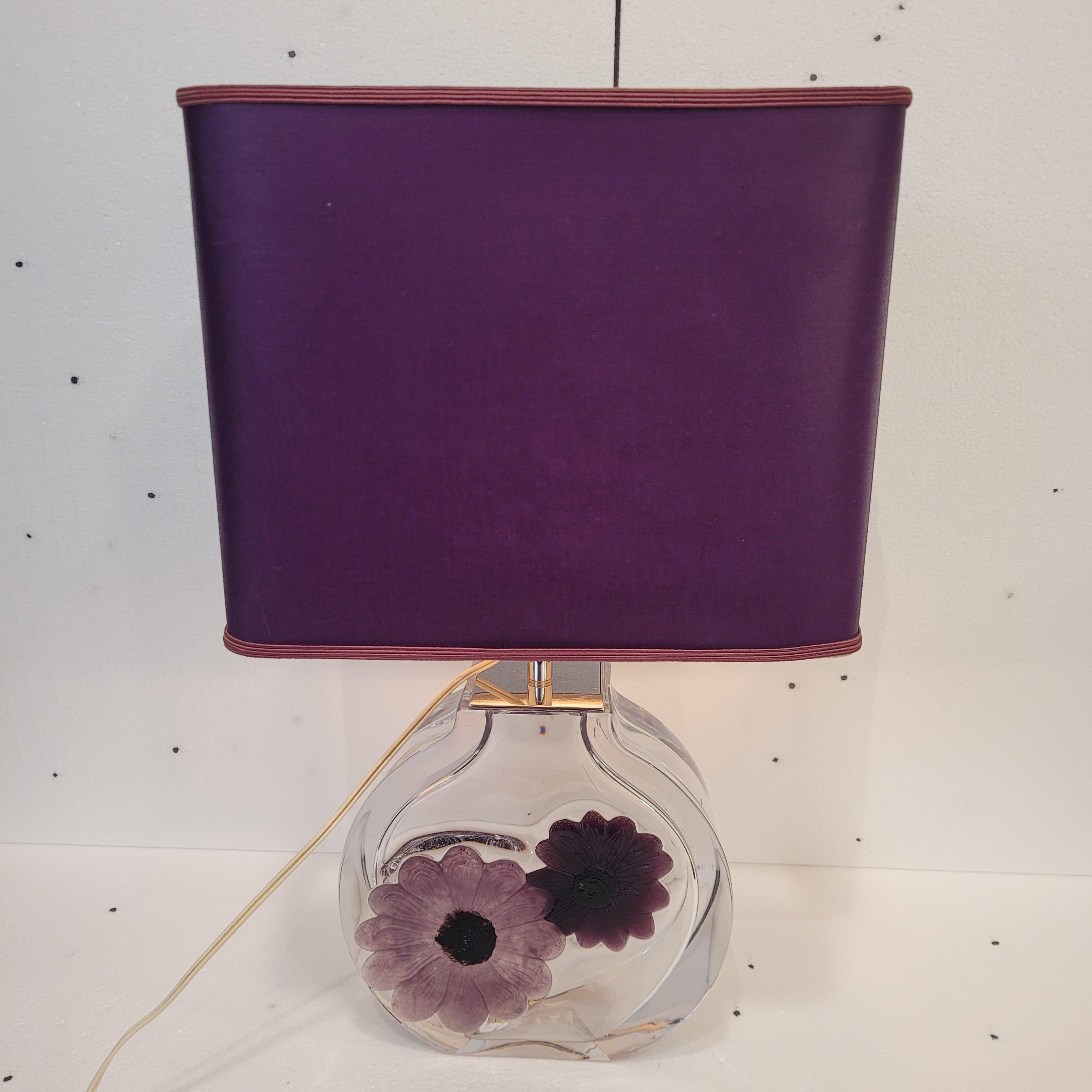 Lámpara de sobremesa francesa de cristal Daum con flores malva Cristal en venta