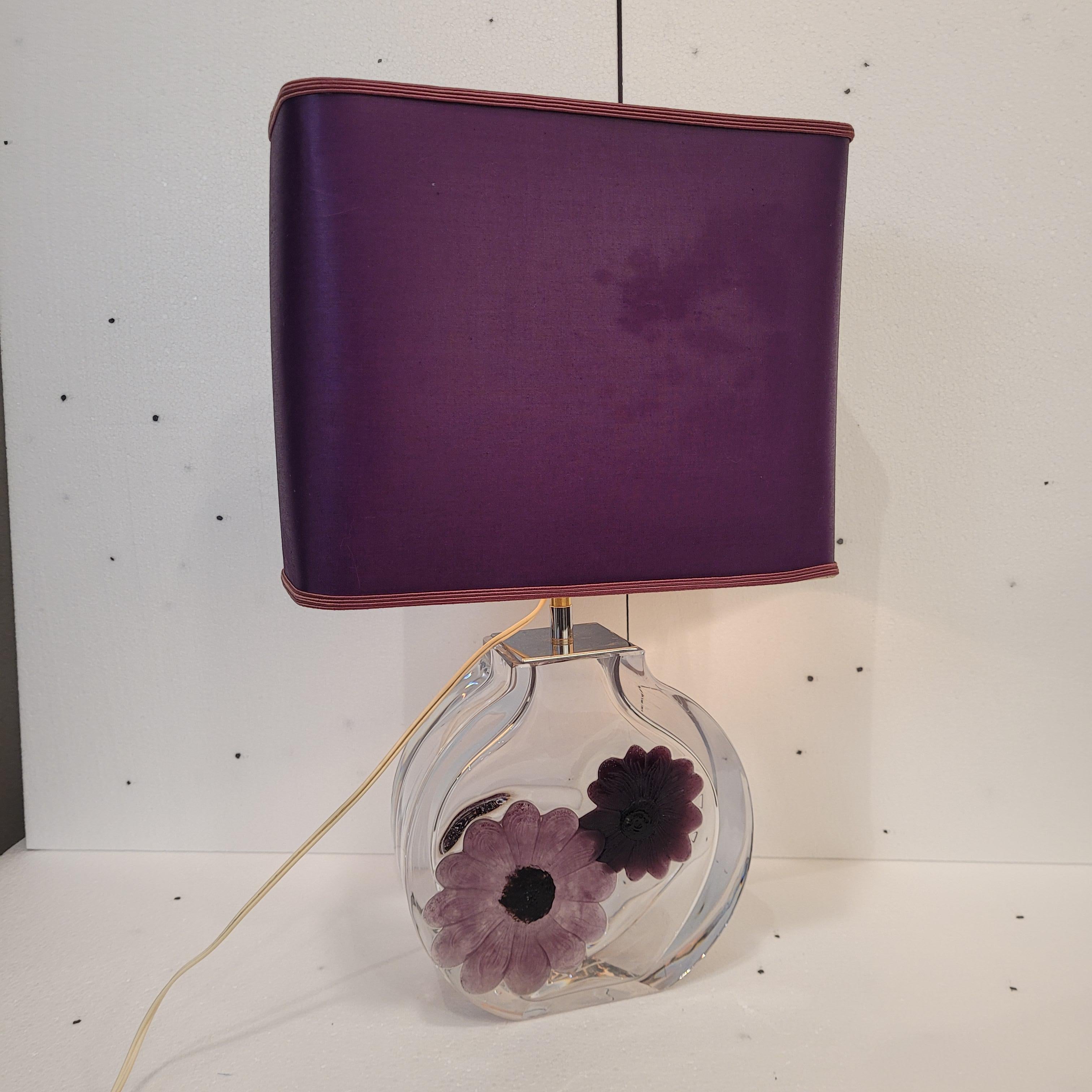 Lámpara de sobremesa francesa de cristal Daum con flores malva en venta 1