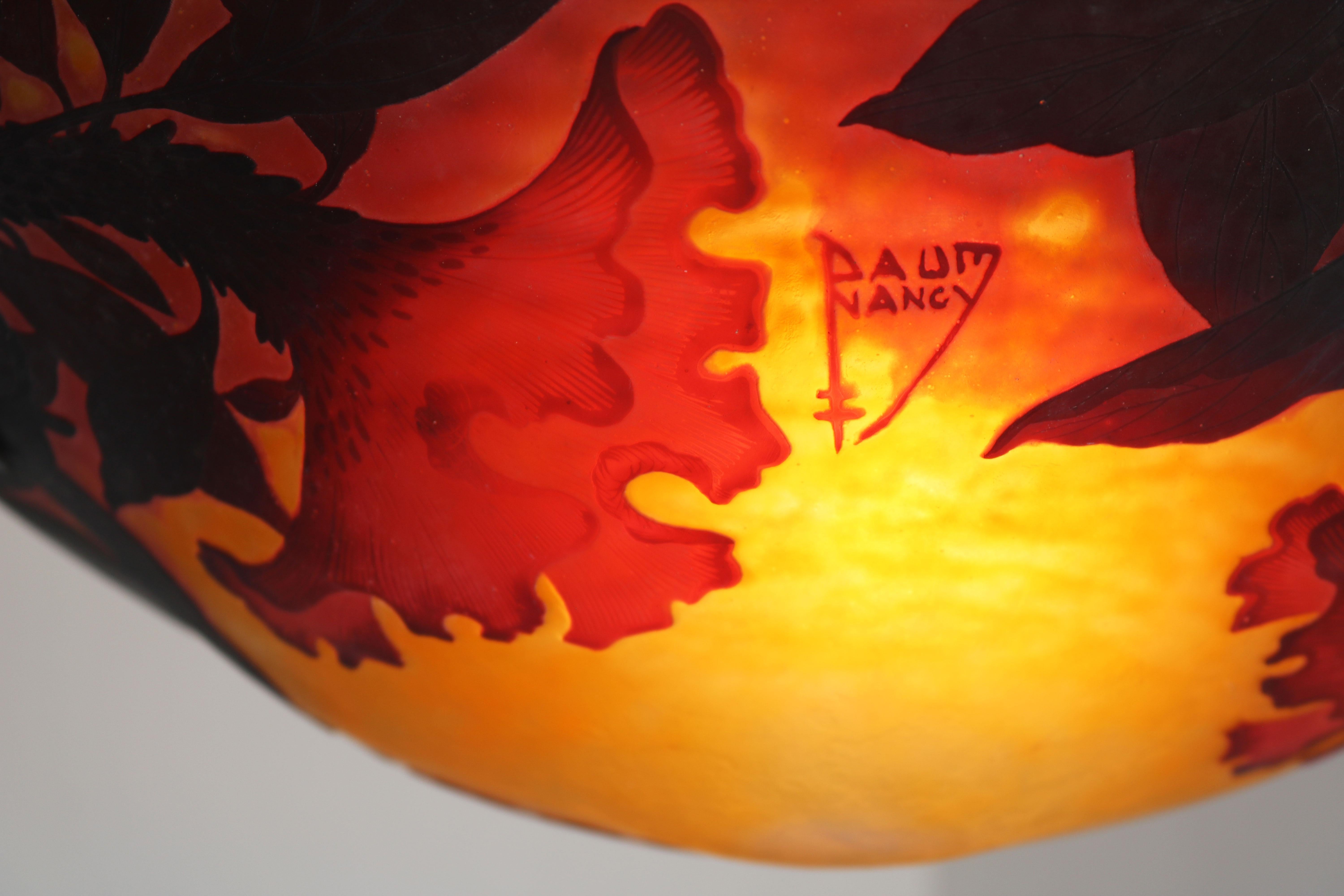 Exquisit und höchst beeindruckend! Diese original französische antike Daum Nancy Art Nouveau / Arts & Crafts Pendelleuchte / Kronleuchter Modell A2.  
Atemberaubender gelb-orange-roter Lampenschirm aus Cameo-Glas mit Blumen und Blättern - eine