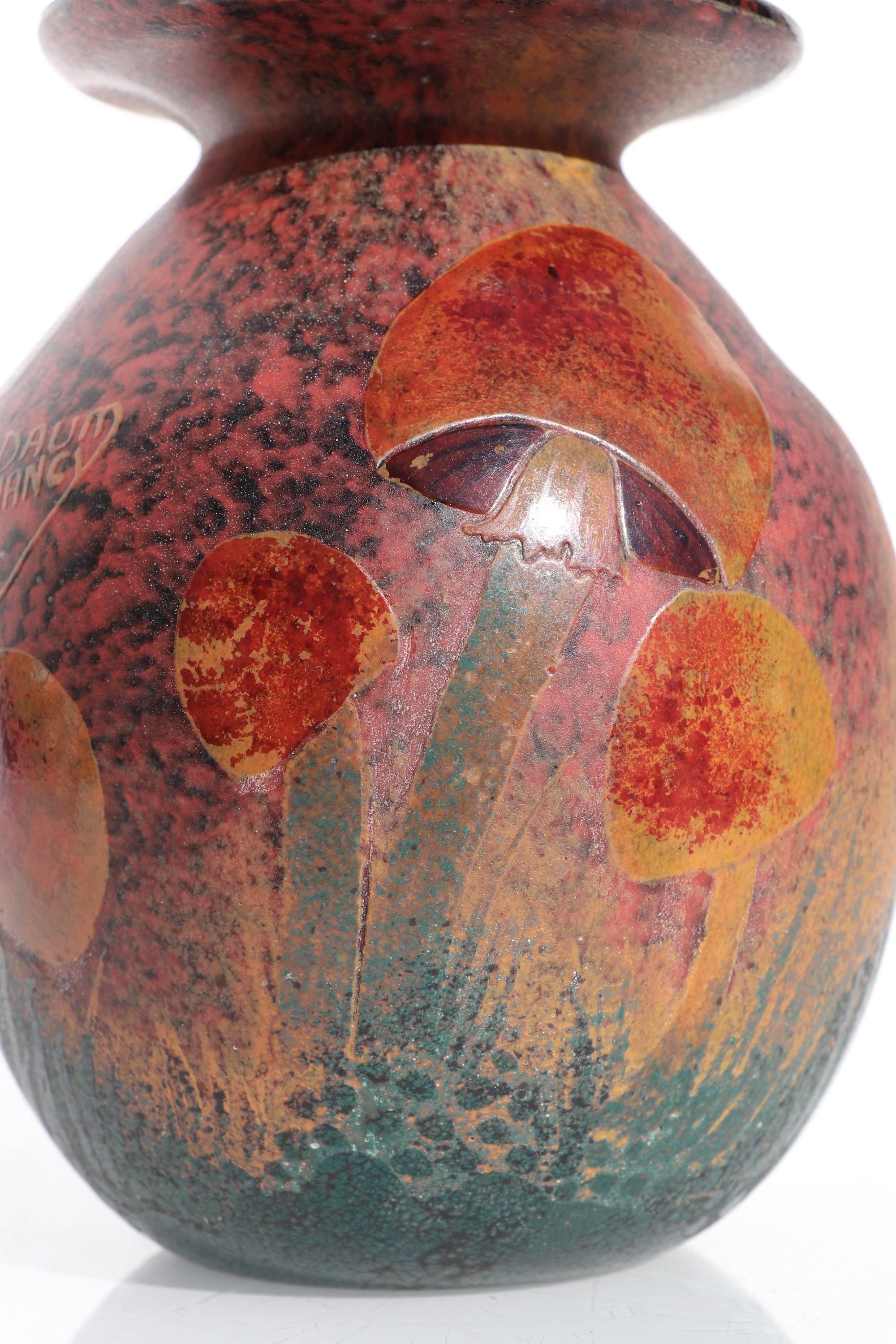 Französisch Daum Nancy attr. Jugendstil-Kamee-Glasvase mit Pilz aus der Jahrhundertwende. 

Radschnitt mit erhabenen Motiven aus farbigem Email auf geätztem Grund mit erhabener Kamee 