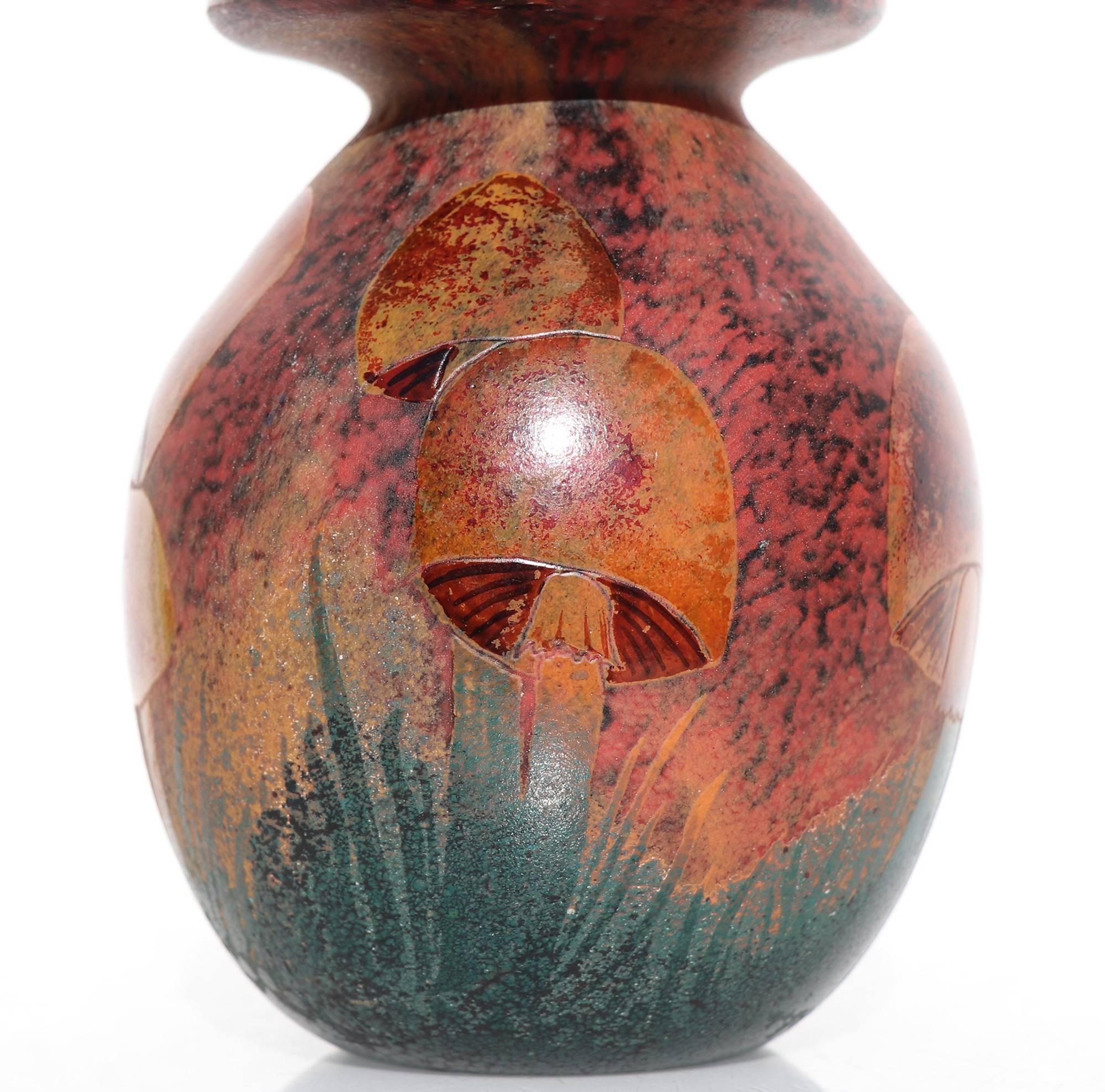 Francese Daum Nancy attr. Vaso a fungo in vetro con cammeo Art Nouveau In condizioni ottime in vendita a Niederdorfelden, Hessen