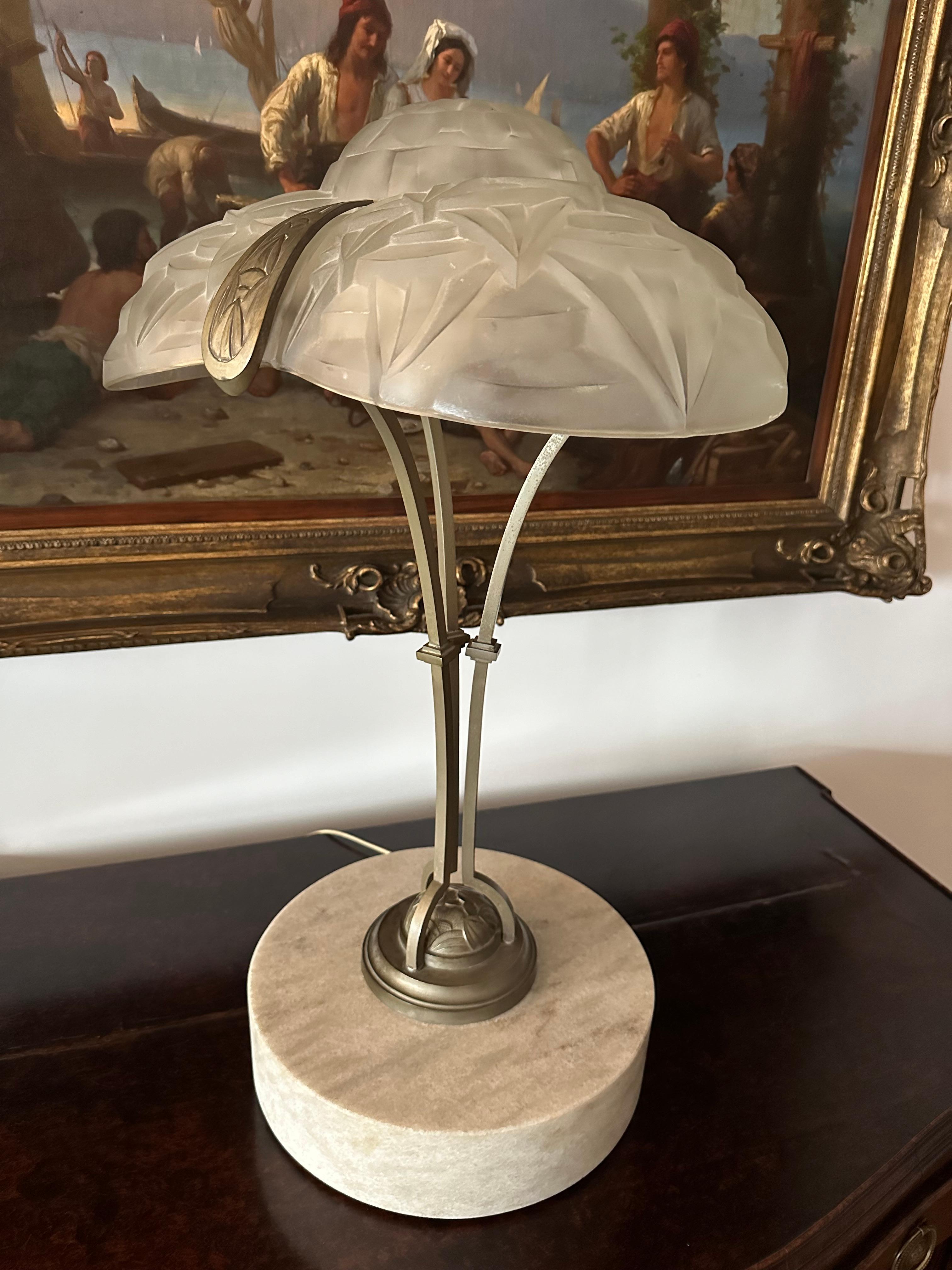 Lampe de table française David Gueron Degue (1892-1950), Circa 1930

David Gueron Degue' était un fabricant de lampes, de lustres et de vases en verre pendant la période déco. De 1926 à 1939, il a fondé et possédé la Verrerie d'Art Degué. Tout au