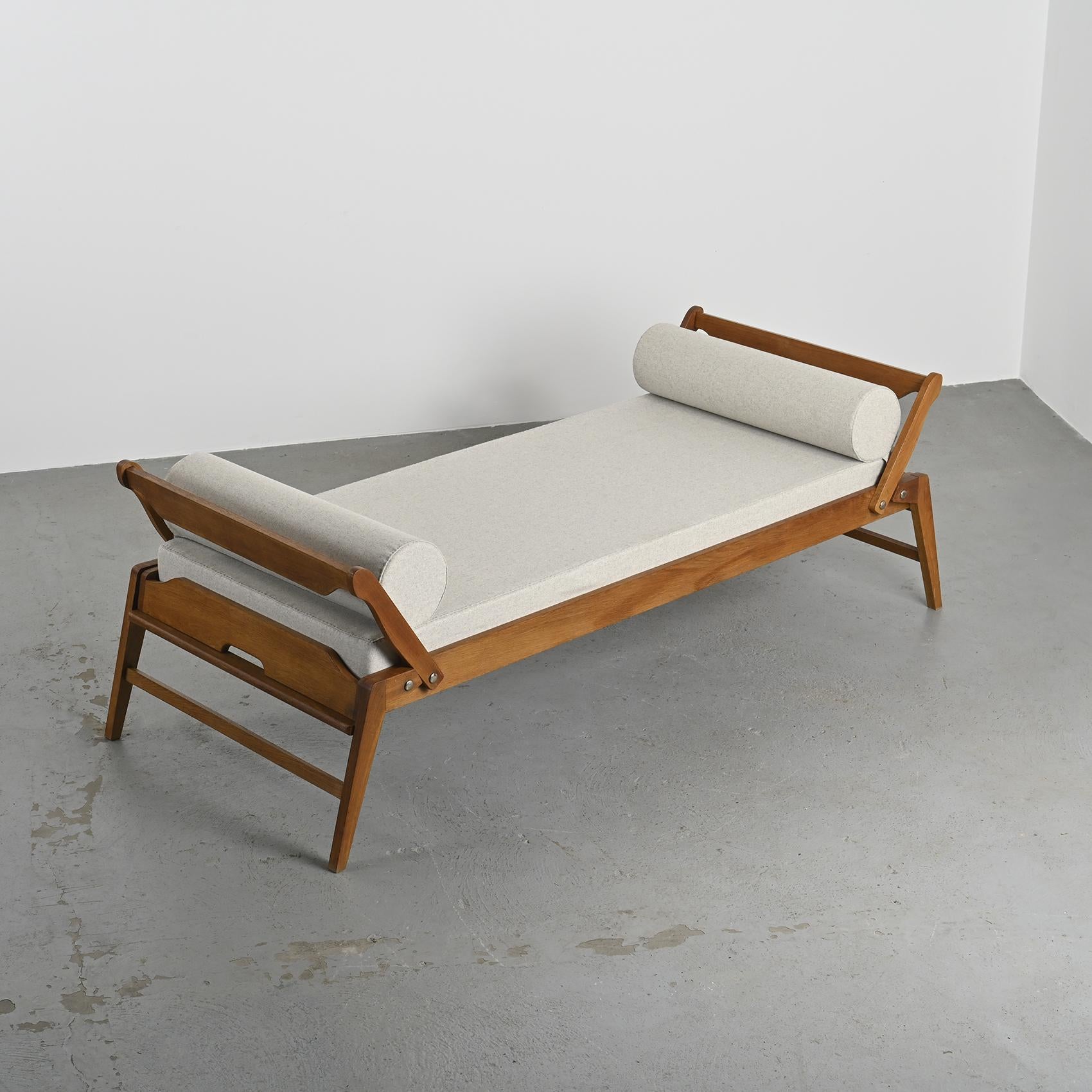 
Elegant daybed by renowned French designer René Jean Caillette, a leading figure of the 1950s and a founding member of influential design groups such as the Saint Honoré Group, Group 4, and ACMS.

Crafted from solid ash wood, the frame was designed