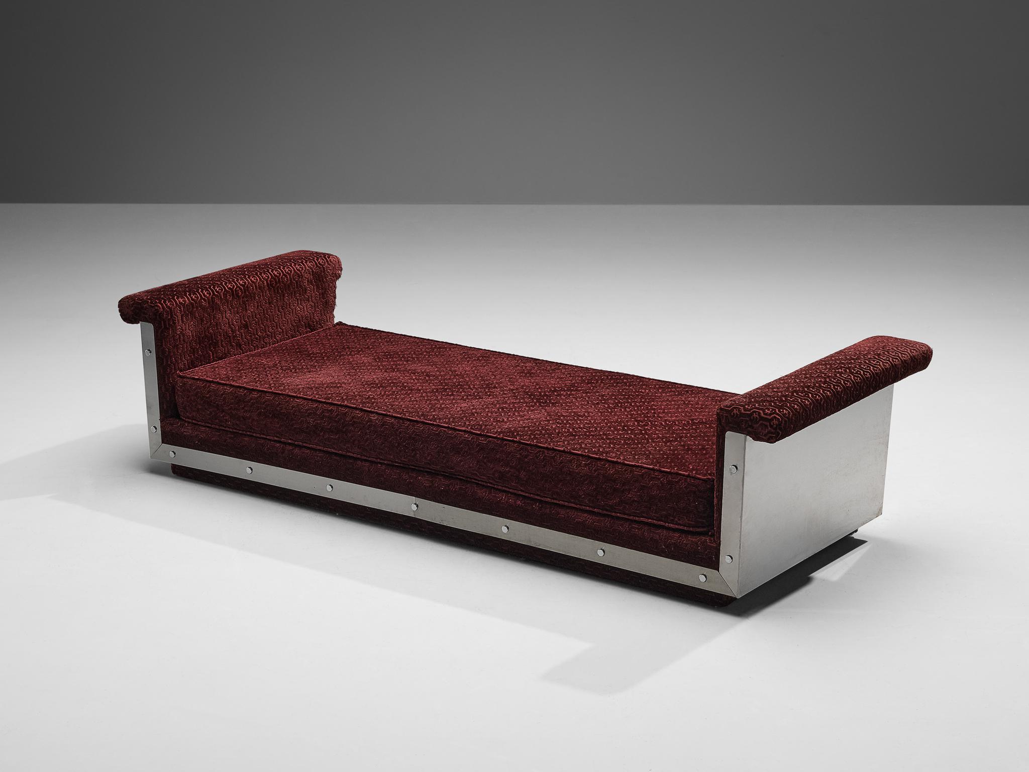 French Daybed in Stainless Steel and Burgundy Velvet Upholstery  For Sale 1