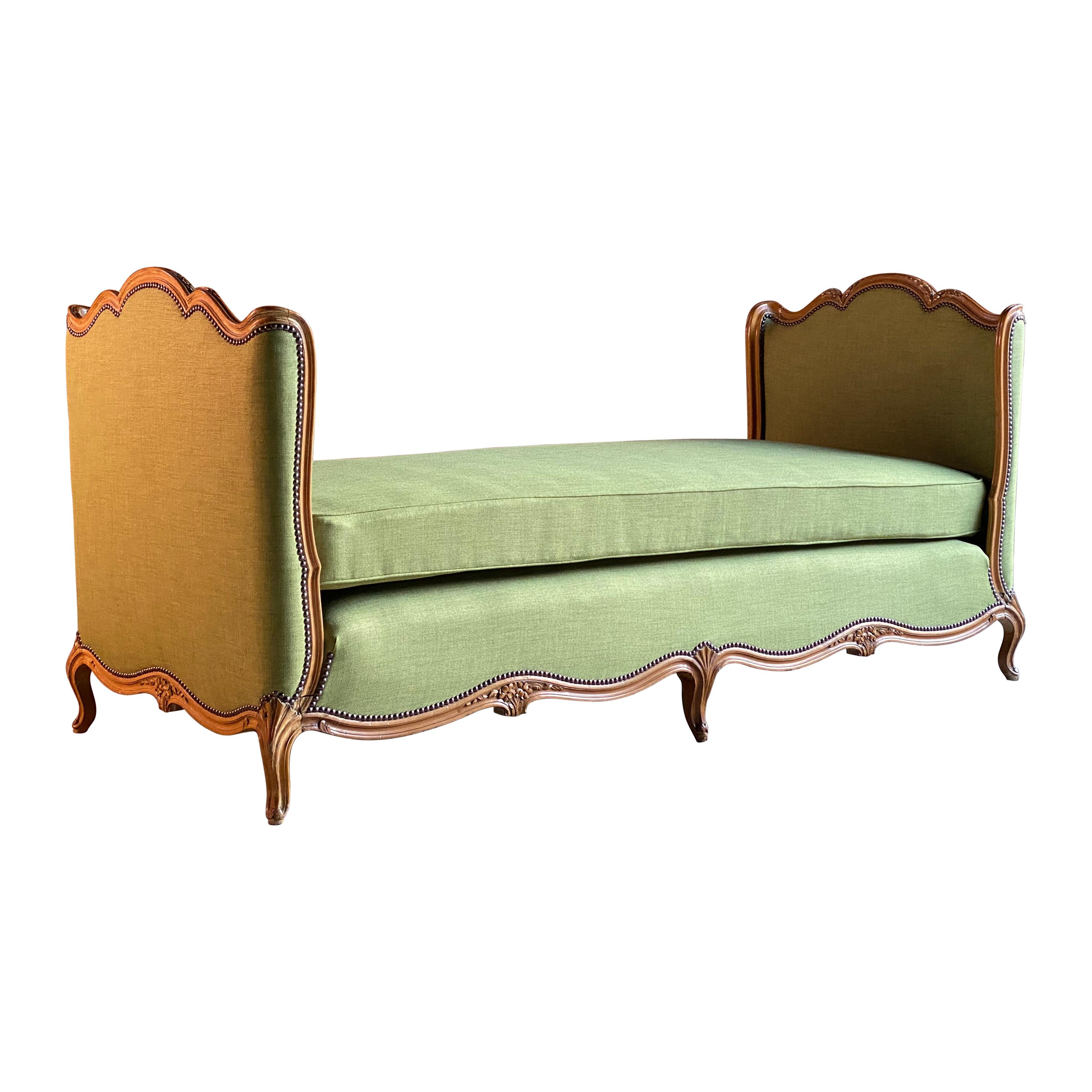 French Daybed Lit de Jour Louis XV Style Walnut 19th Century, circa 1890