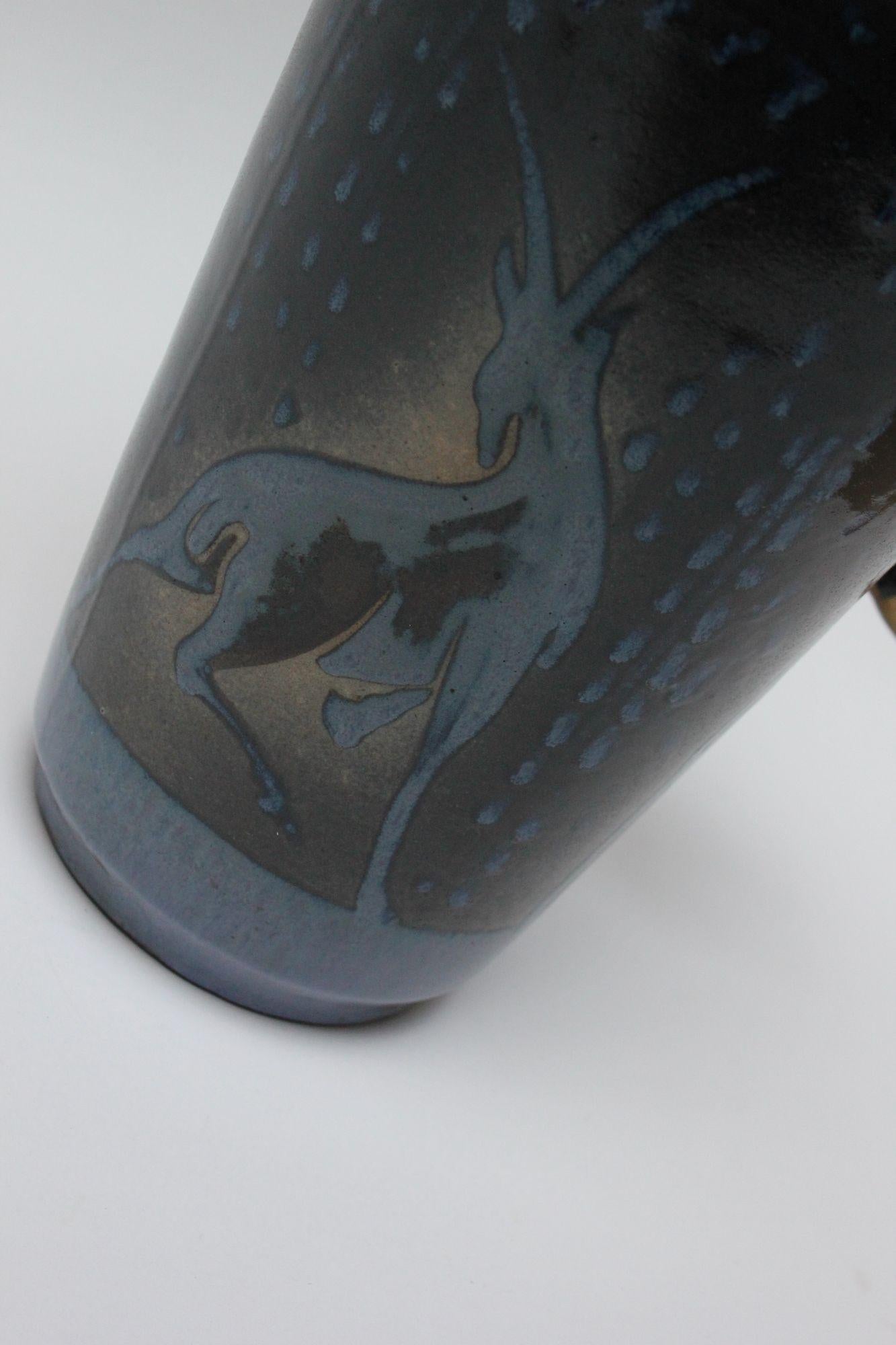 Französische Deko-Keramik-Lampe „ Hirsch in Landschaft“ aus blauer Glasur von Atelier Primavera im Angebot 4
