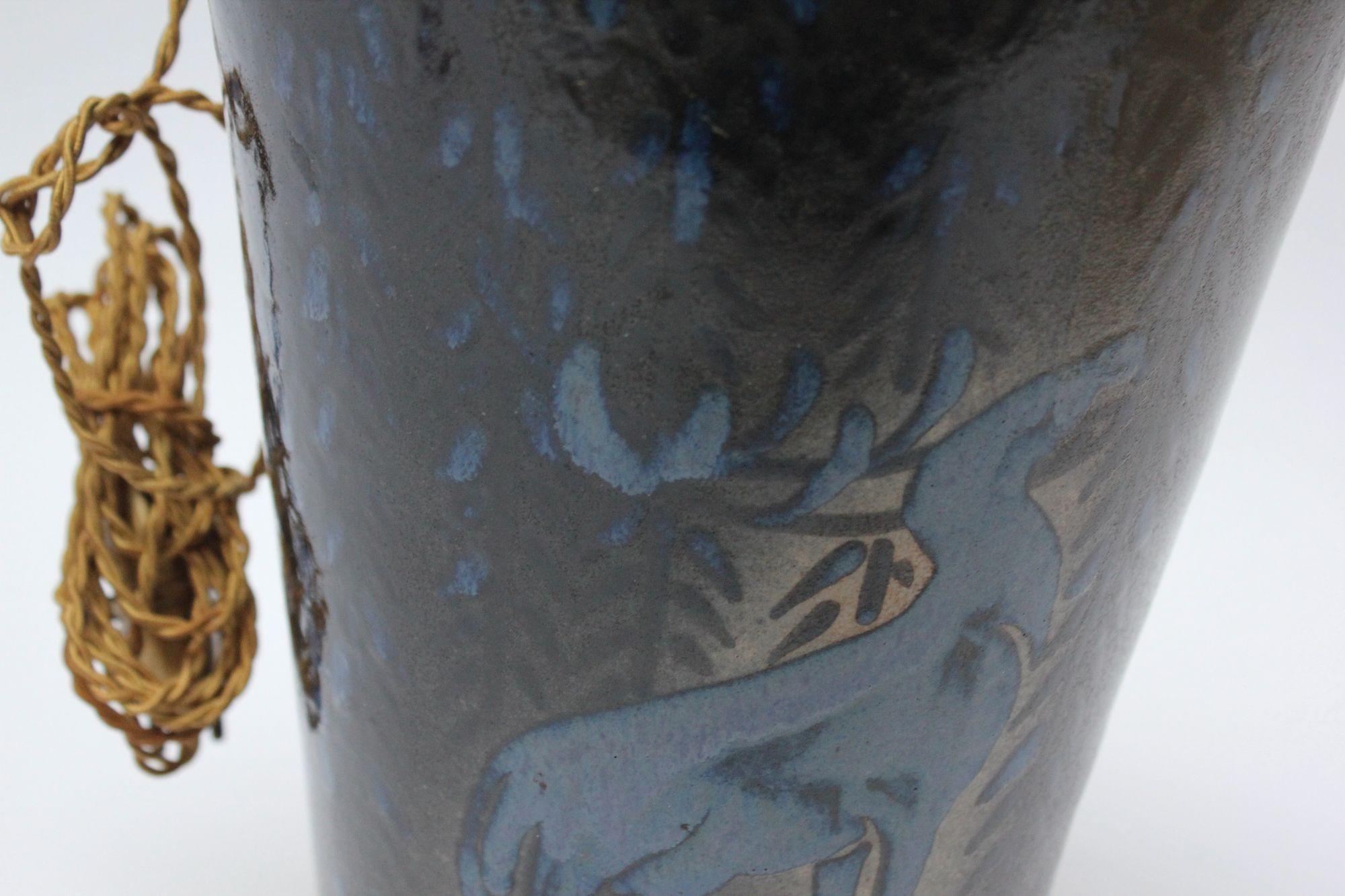 Französische Deko-Keramik-Lampe „ Hirsch in Landschaft“ aus blauer Glasur von Atelier Primavera im Angebot 8