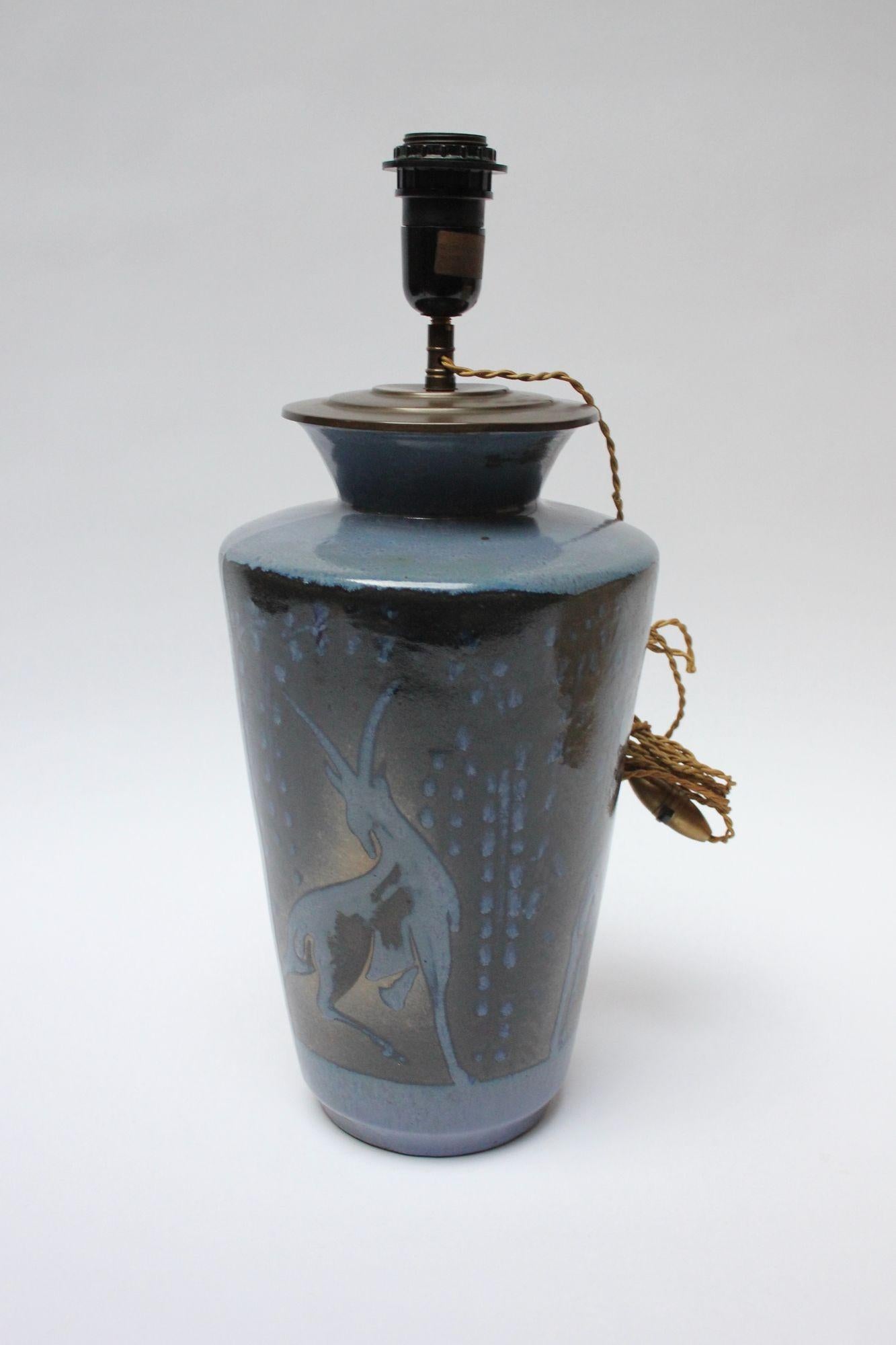 Art-Déco-Keramiklampe aus den 1930er Jahren, die einen Hirsch, ein Reh und eine Bergziege inmitten einer Trauerweide mit Blattwerk darstellt. Sie stammt aus dem renommierten Keramikstudio Atelier Primavera, das zum Pariser Kaufhaus Le Printemps