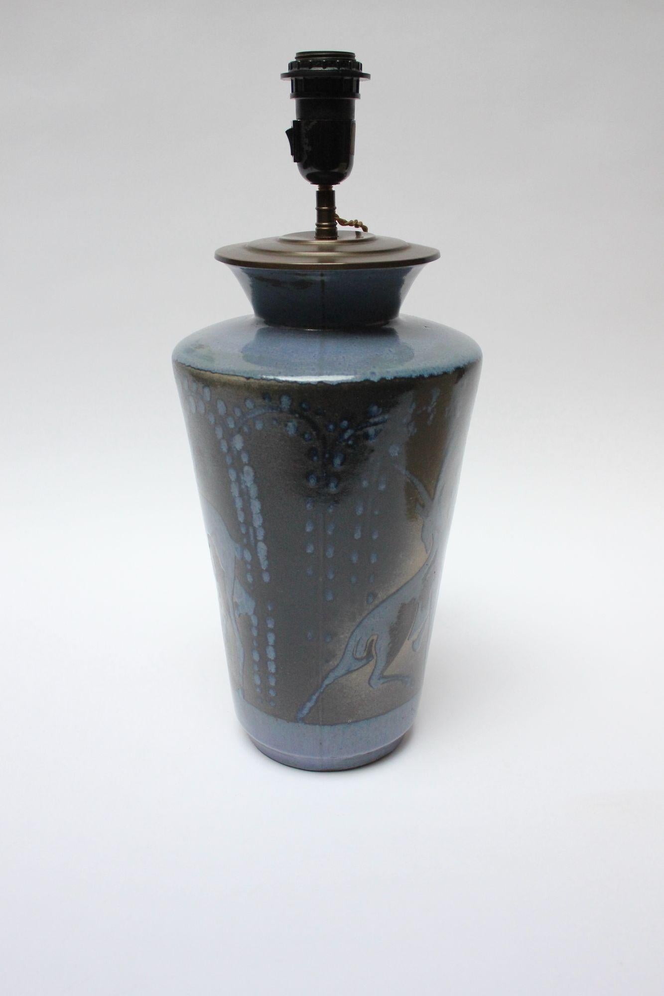 Französische Deko-Keramik-Lampe „ Hirsch in Landschaft“ aus blauer Glasur von Atelier Primavera (Art déco) im Angebot