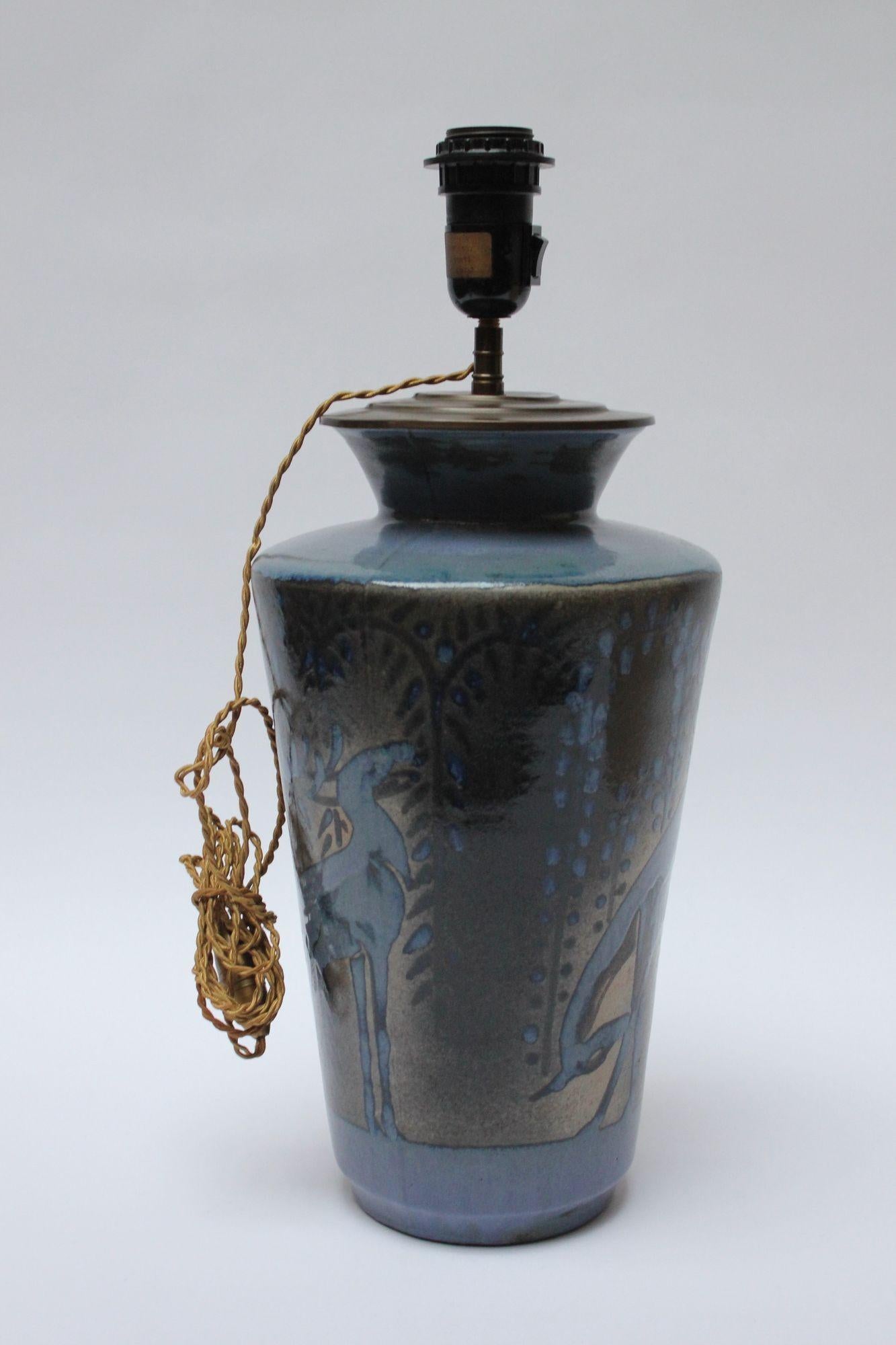 Französische Deko-Keramik-Lampe „ Hirsch in Landschaft“ aus blauer Glasur von Atelier Primavera im Zustand „Gut“ im Angebot in Brooklyn, NY