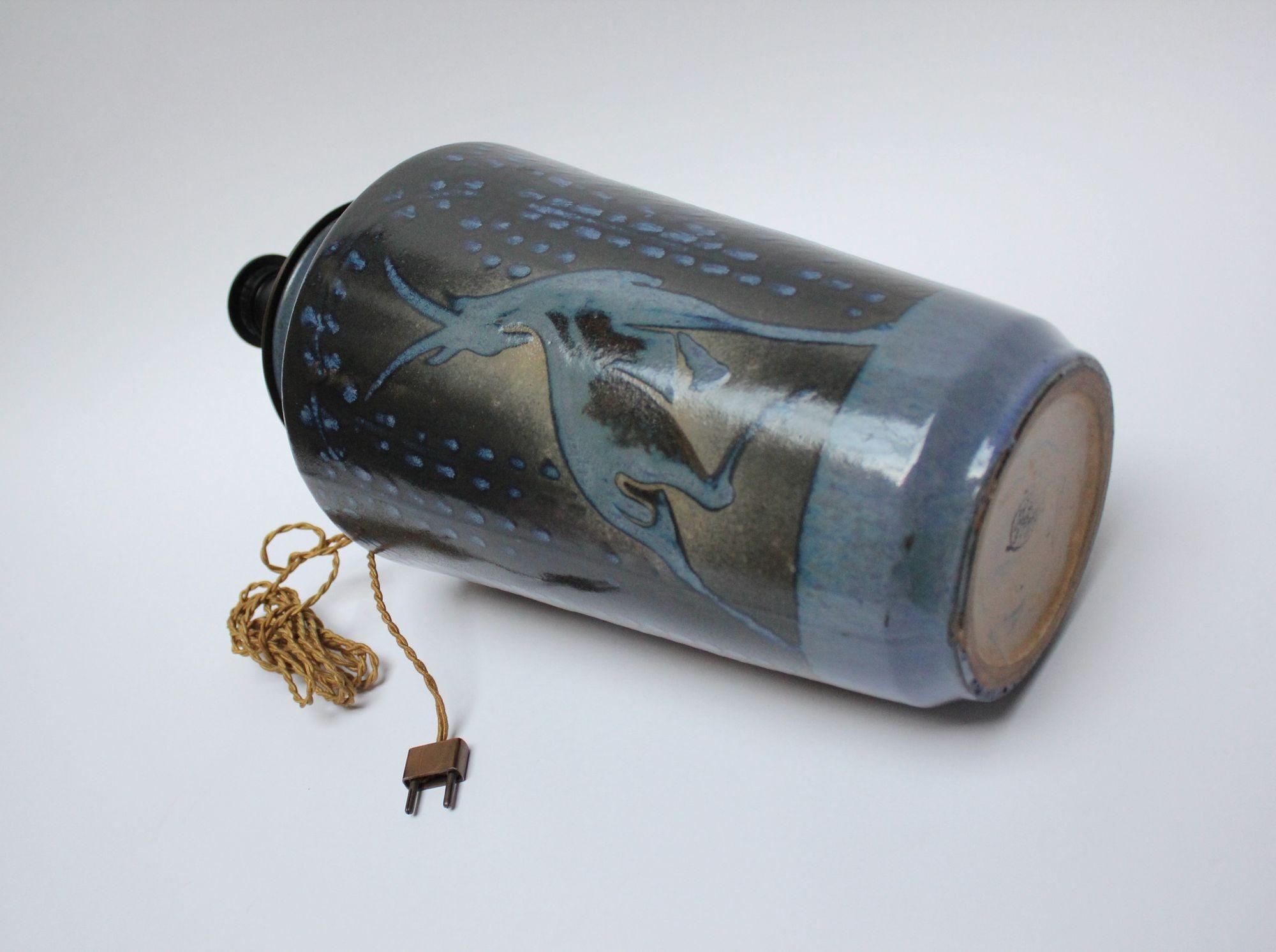 Französische Deko-Keramik-Lampe „ Hirsch in Landschaft“ aus blauer Glasur von Atelier Primavera (Mitte des 20. Jahrhunderts) im Angebot
