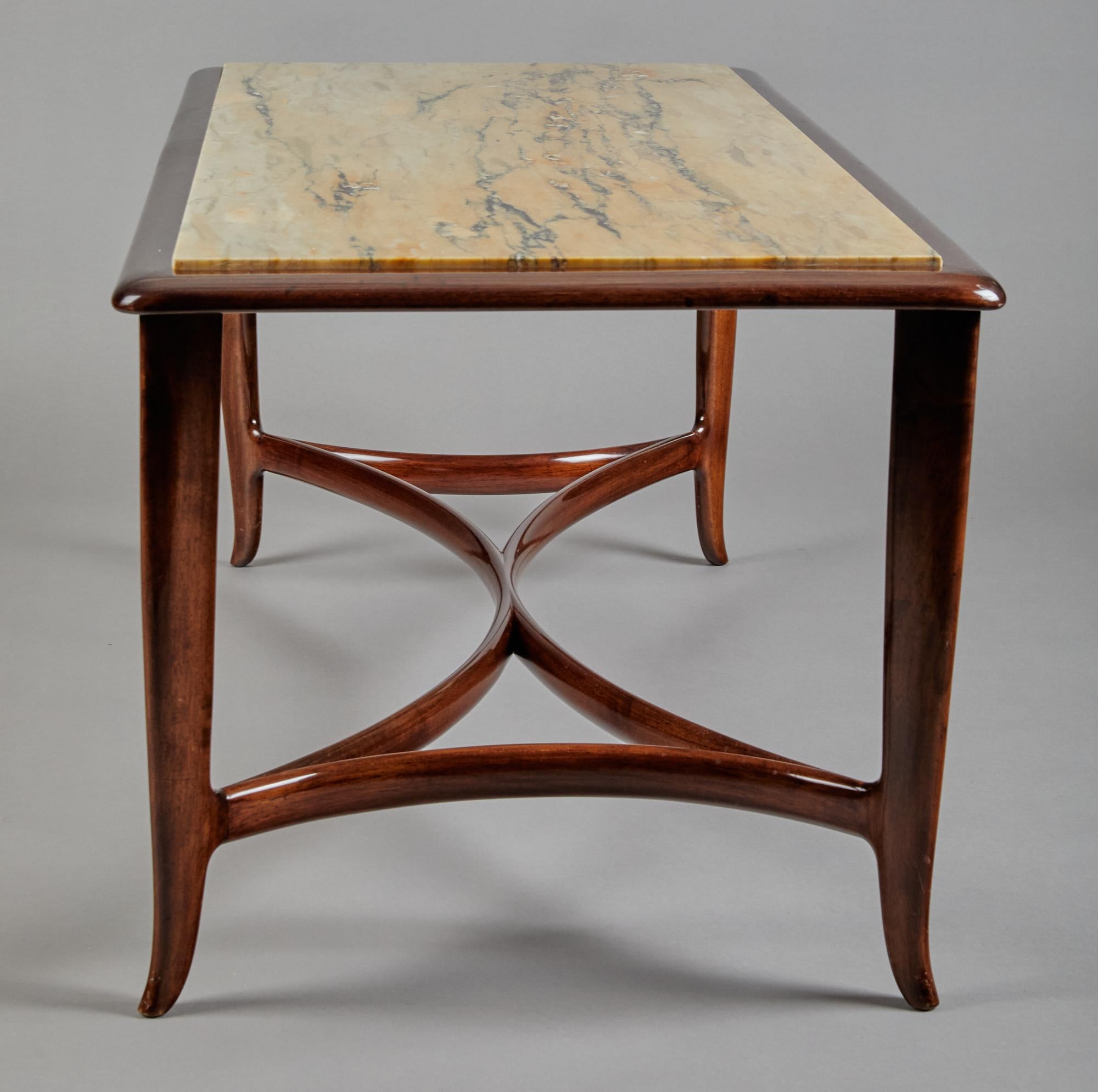 Osvaldo Borsani (1911-1985) Italia, Arte Moderna, 1935 circa. Il piano rettangolare è dotato di un marmo di Siena splendidamente venato, la cornice con angoli arrotondati è sollevata su gambe strombate, unite da barelle.
