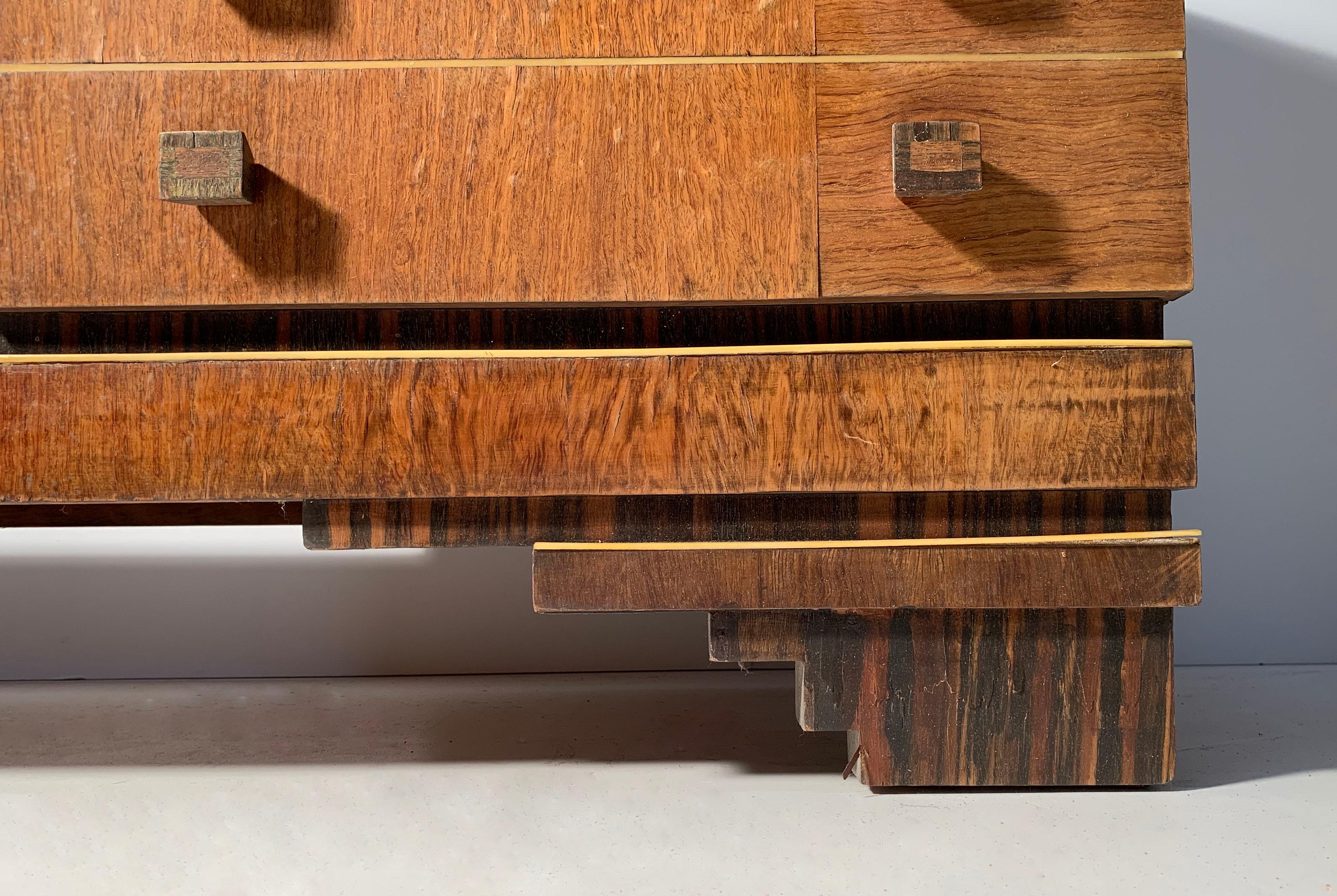 Cassettiera con specchio di vanità in legno esotico in stile Deco francese di Paul Frankl in vendita 1