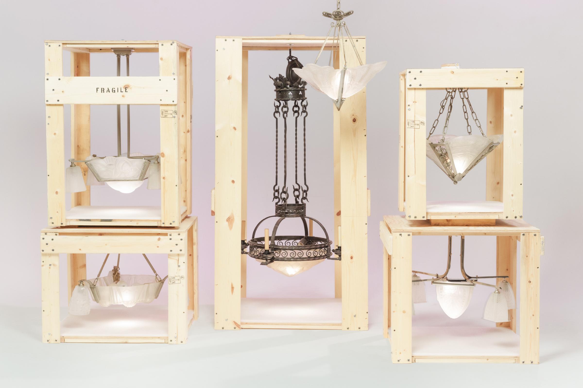 Cet élégant lustre à cinq lumières illustre l'éclairage Art déco français avec une forme sculpturale, des reflets métalliques et une apparence douce et délicate. Cette grande suspension est dotée d'une armature en métal nickelé et d'un abat-jour en