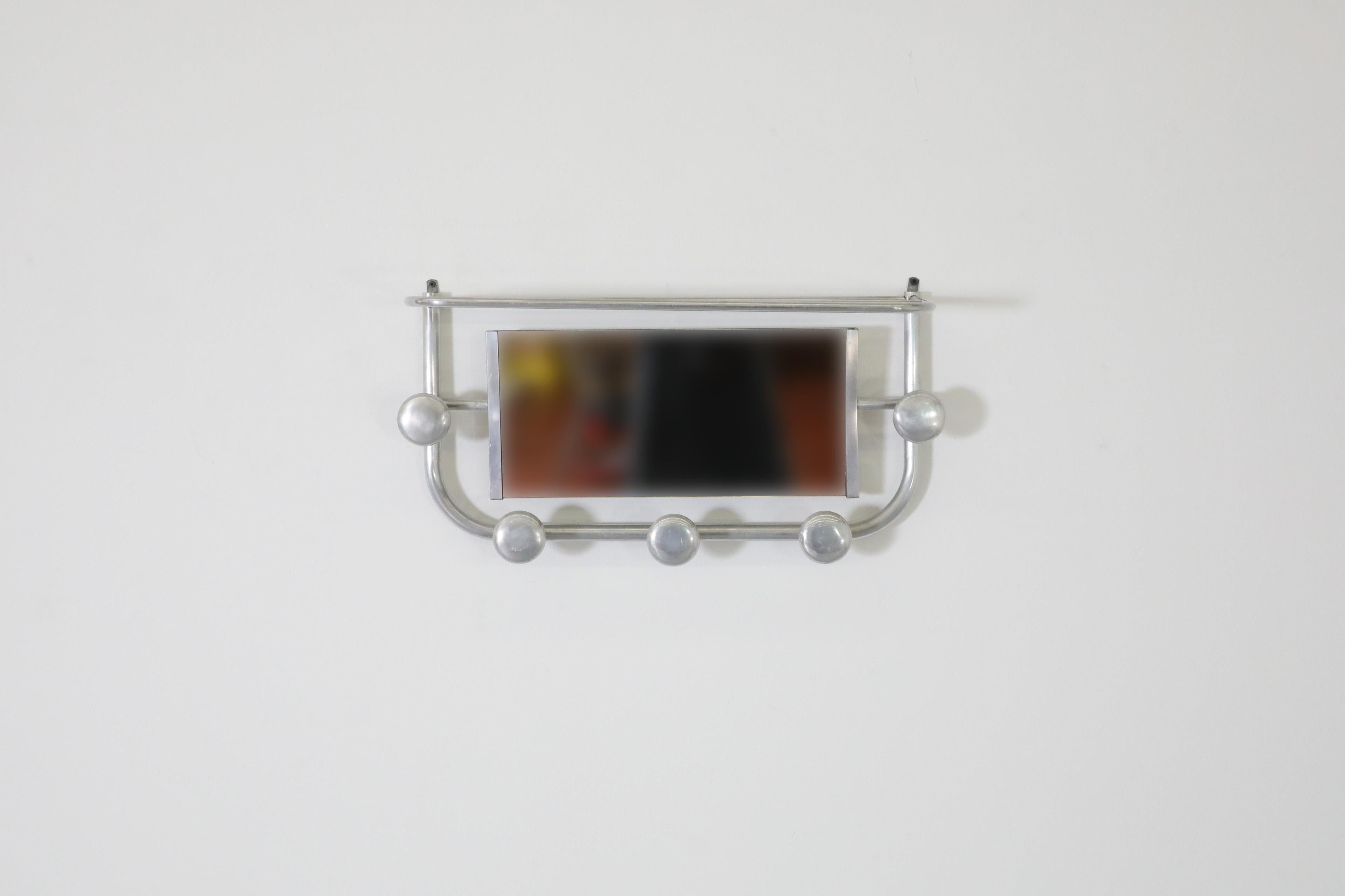 Französischer Aluminium-Garderobenständer aus der Mitte des Jahrhunderts, inspiriert vom Art déco, zugeschrieben dem Designer Roger Feraud. Perfekt für den Eingangsbereich oder den Kleiderschrank. Dieser formschöne Wandgarderobenständer verfügt über