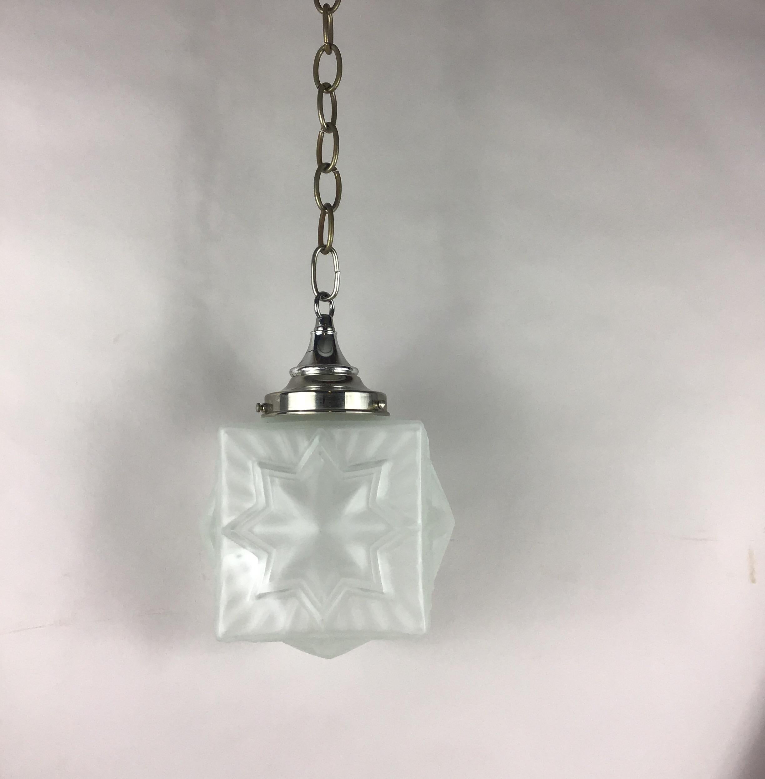 1-3058ab Frosted glass star pendant
Takes one 100 watt Edison based bulb
2 available priced individually
Supplied with 30