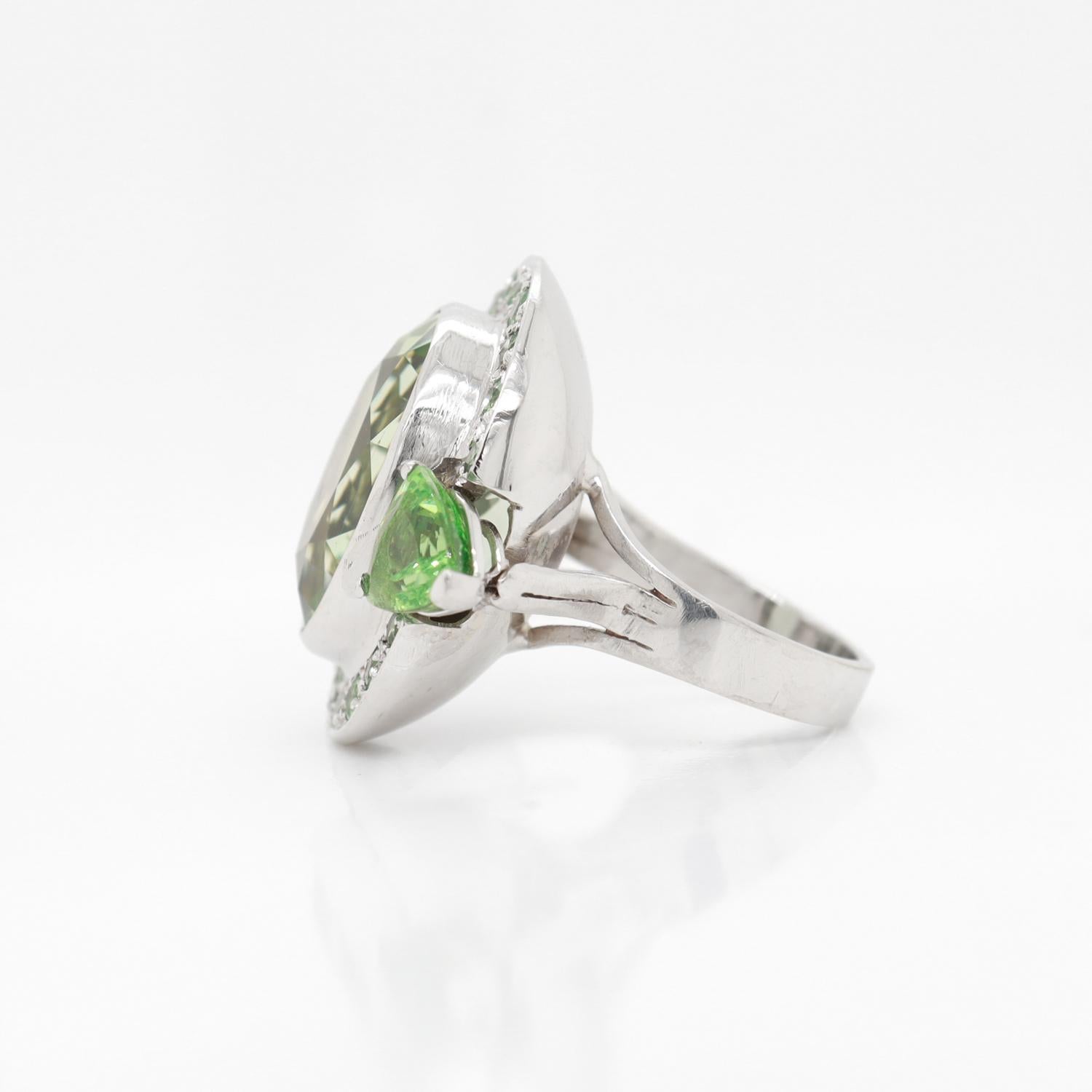 French Deco Style 18K White Gold Green Beryl & Tsavorite Garnet Cocktail Ring For Sale 2