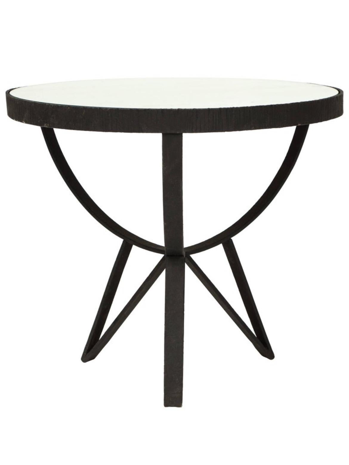 Table d'appoint en fer forgé gueirdon France, 1930, années 1940.

Magnifique table d'appoint tripode déco avec de jolis pieds tripodes en forme d'étoile. Fer en très bon état avec de subtiles rainures dessinées dans le fer. Nouveau miroir sur le