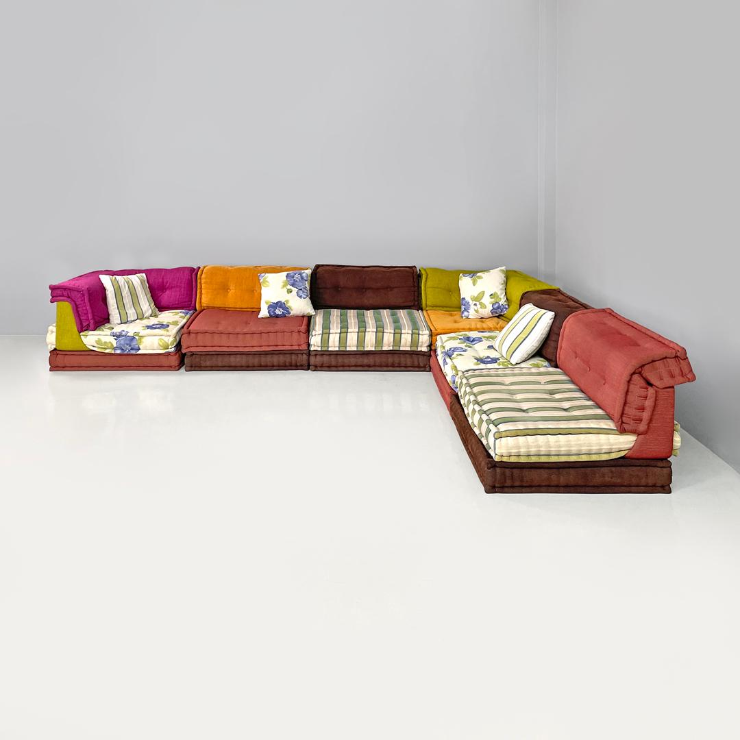 Canapé modulaire Mah Jong de Hans Hopfer pour Roche Bobois, années 2000
Canapé modulaire mod. Mah Jong composé de 12 coussins carrés, paddés et recouverts de tissu aux textures et motifs différents. Il existe 6 dossiers rembourrés et recouverts des