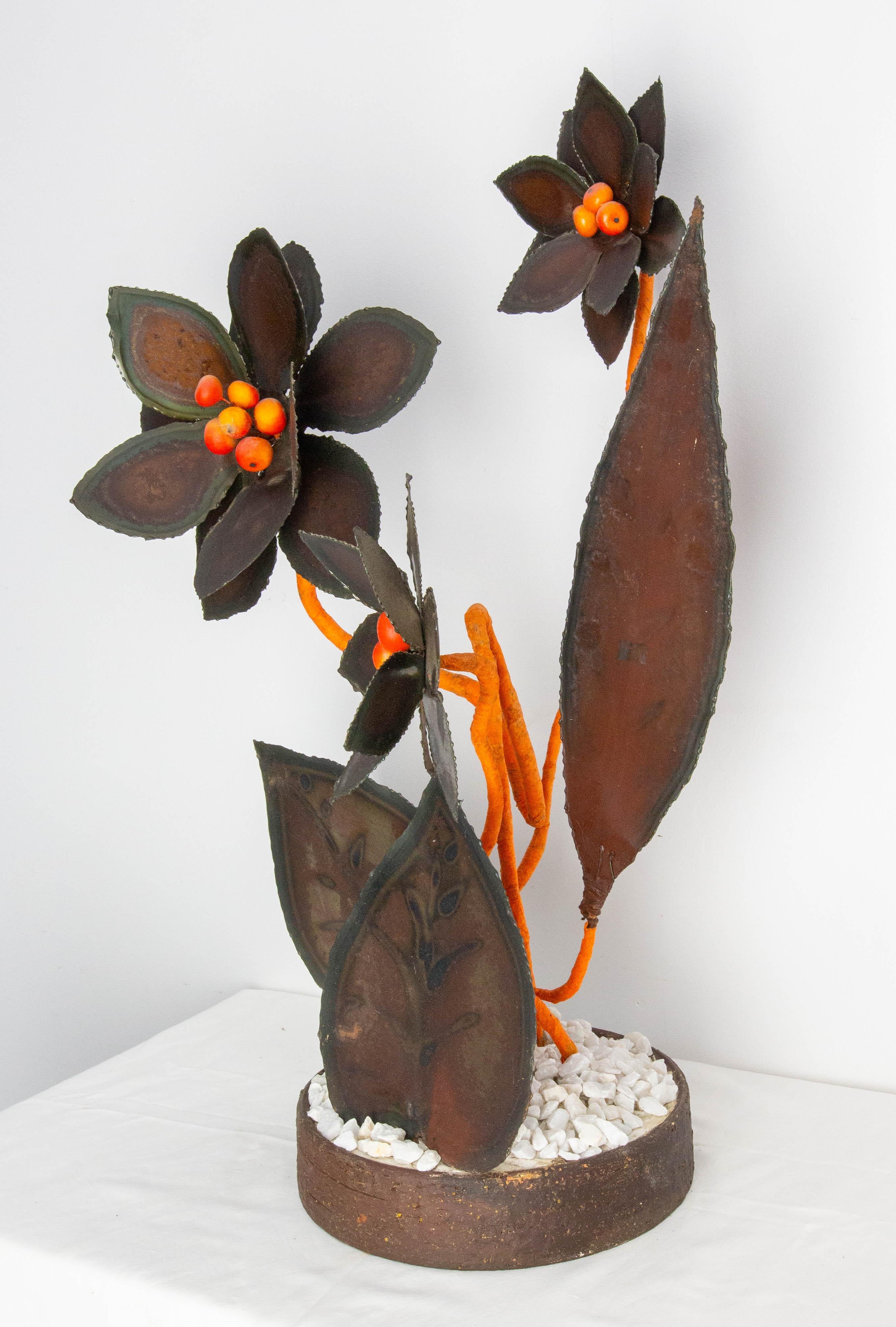 French Decorative Bunch Hand-Made Centerpiece, Metal & Ceramic, circa 1970 In Good Condition For Sale In Labrit, Landes