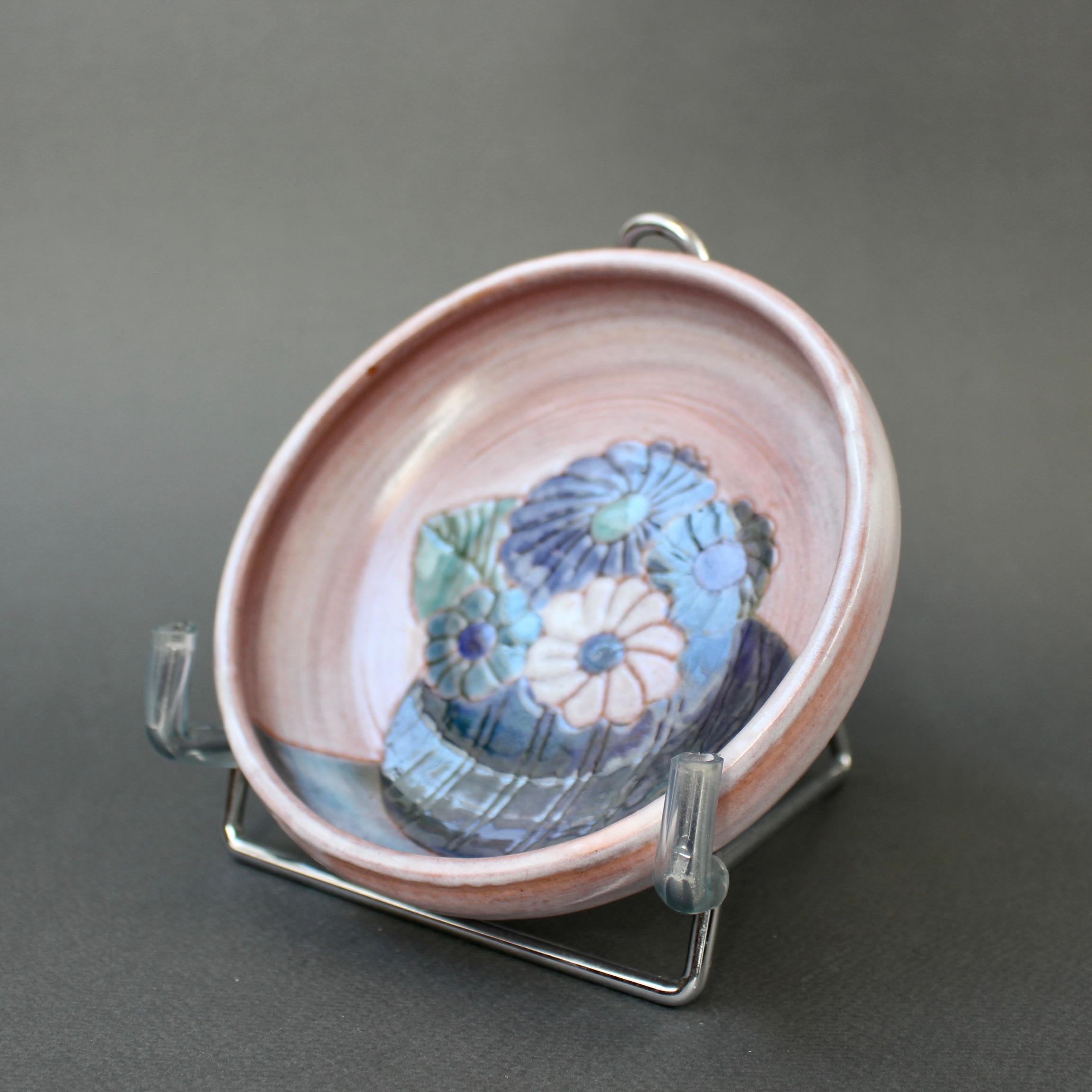 Kleine dekorative Schale aus französischer Keramik von den Frères Cloutier (ca. 1970er Jahre). Eine bezaubernde, dekorative Schale in der typischen rosa Farbe der Cloutiers. Es ist sofort als ihres zu erkennen. Am Sockel der Schale ein Stillleben