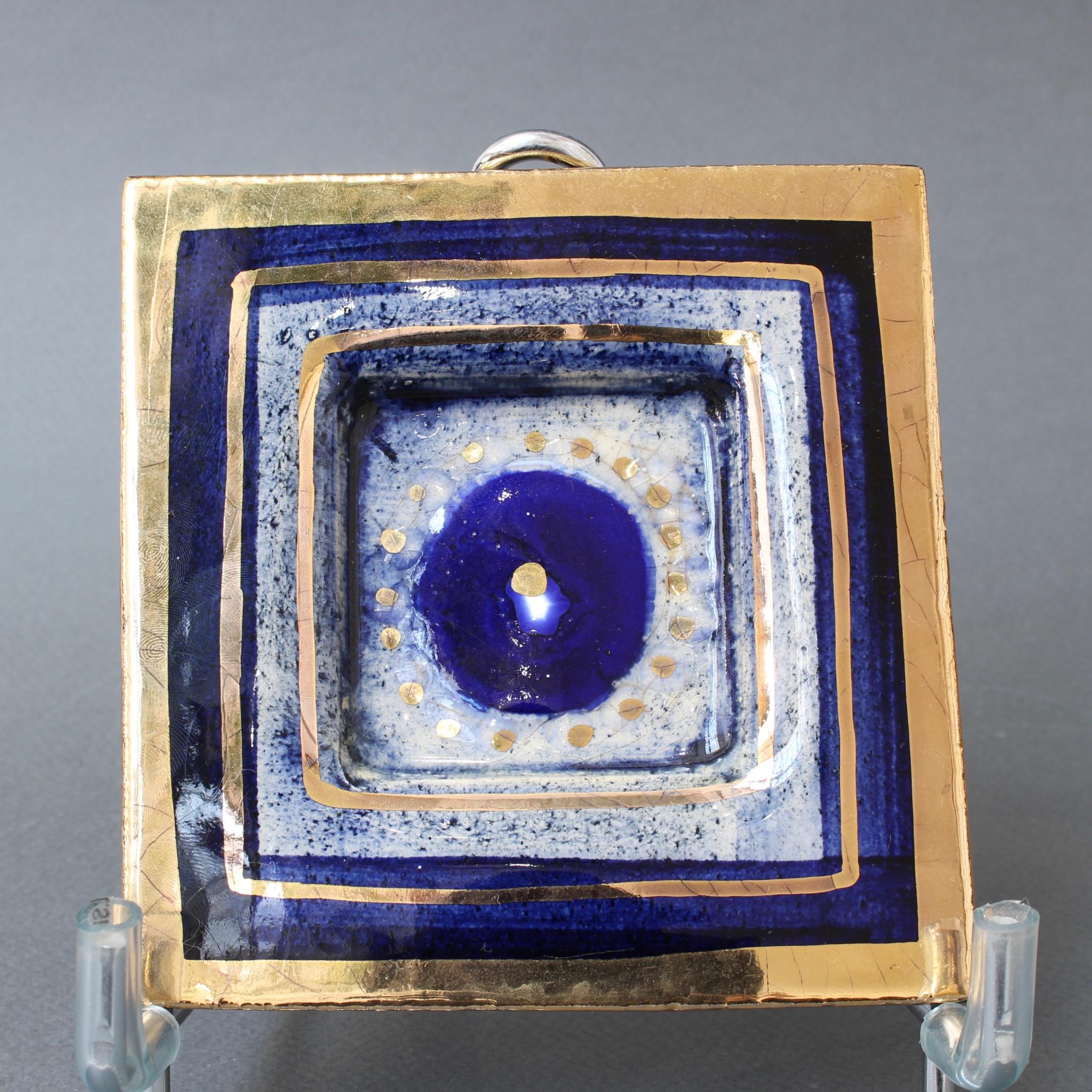 Plat décoratif/vide-poche français attribué au céramiste Georges Pelletier (datant des années 1970 environ). Petite céramique faite à la main avec bordure bleu crépuscule et craquelures or lustré. La base creuse du plat présente un grand cercle bleu