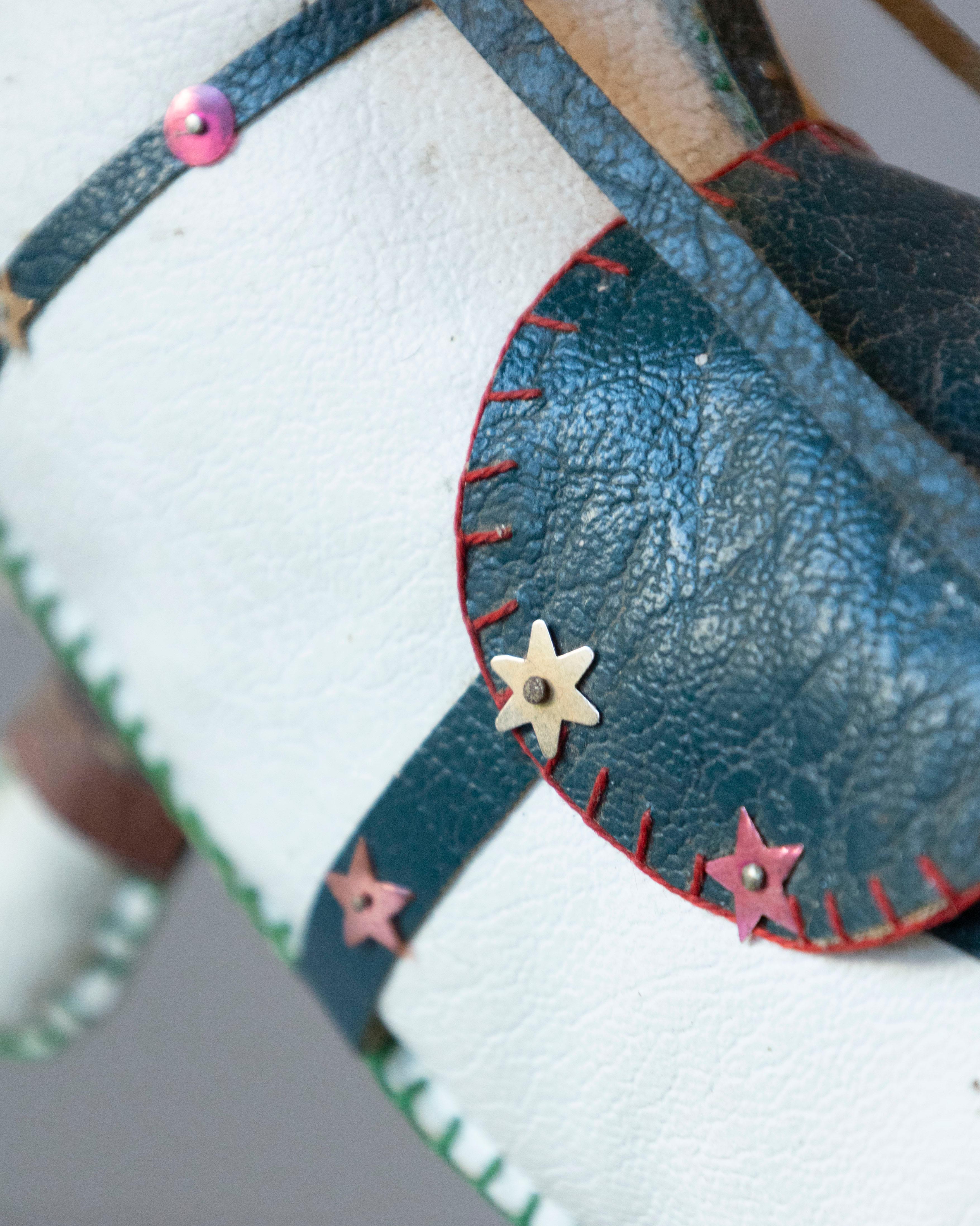 Französisches Dekorationspferd in Moleskin mit Sattel und Geschirr, 20. im Angebot 6