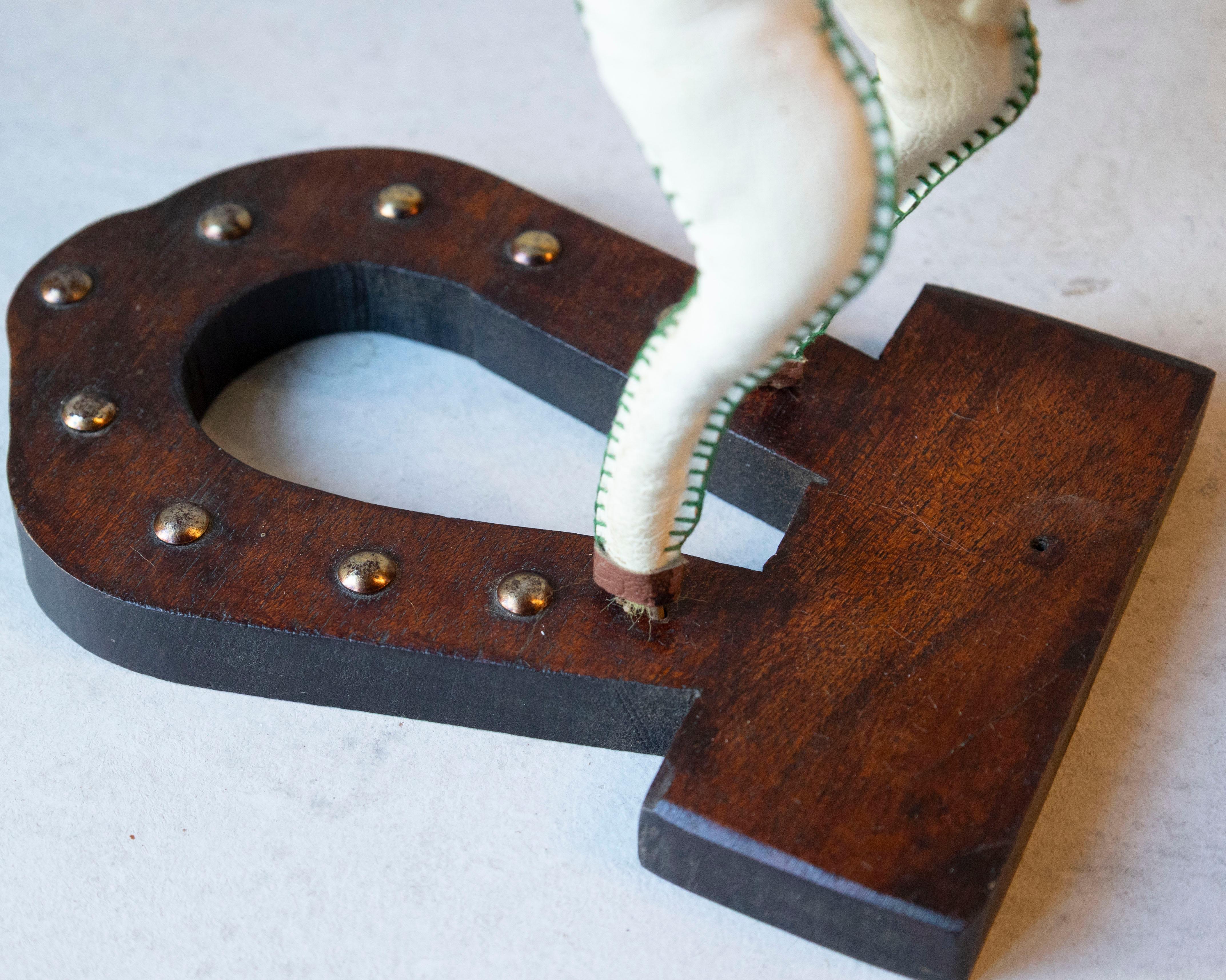 Französisches Dekorationspferd in Moleskin mit Sattel und Geschirr, 20. im Angebot 7