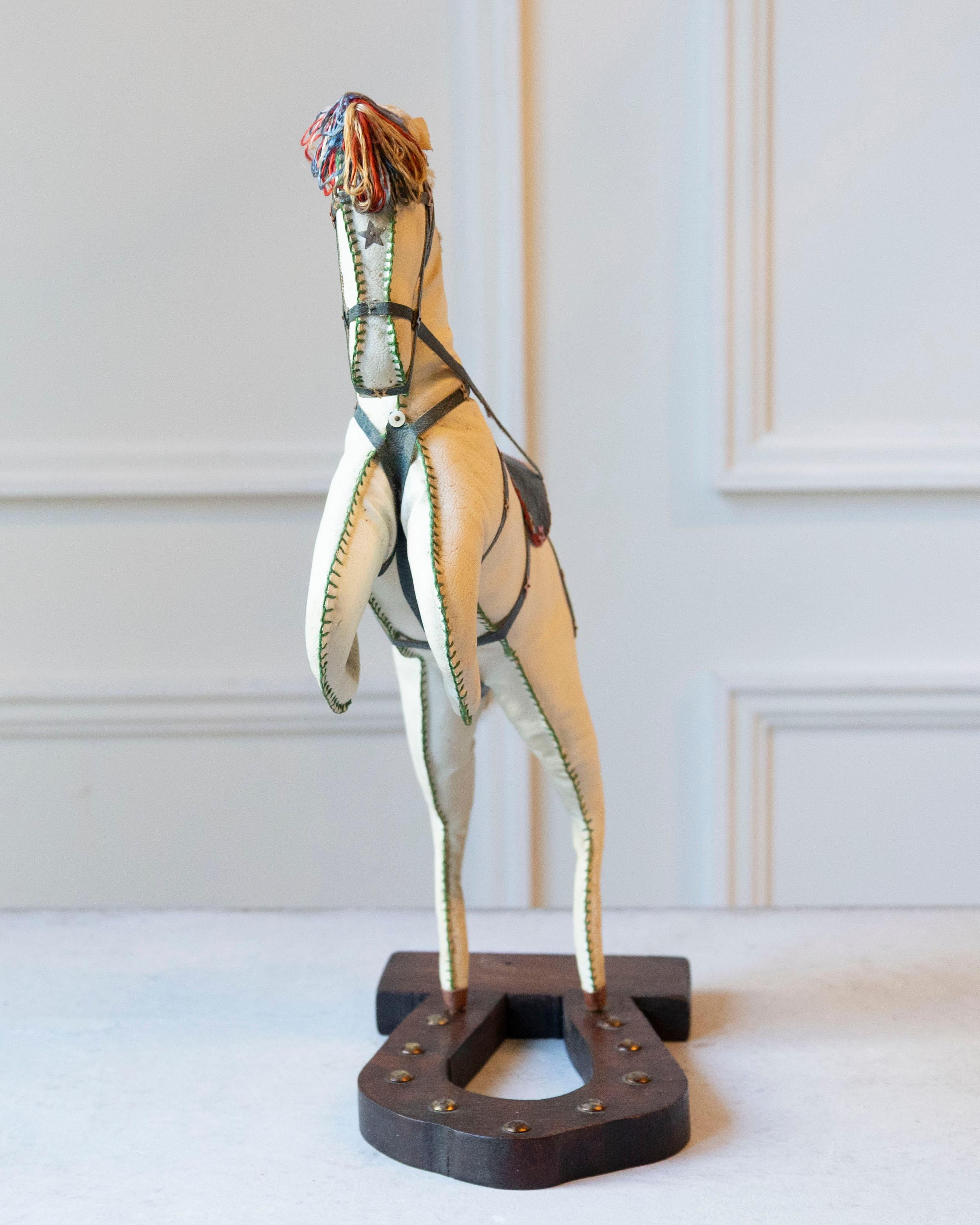 Französisches Dekorationspferd in Moleskin mit Sattel und Geschirr, 20. im Angebot 3