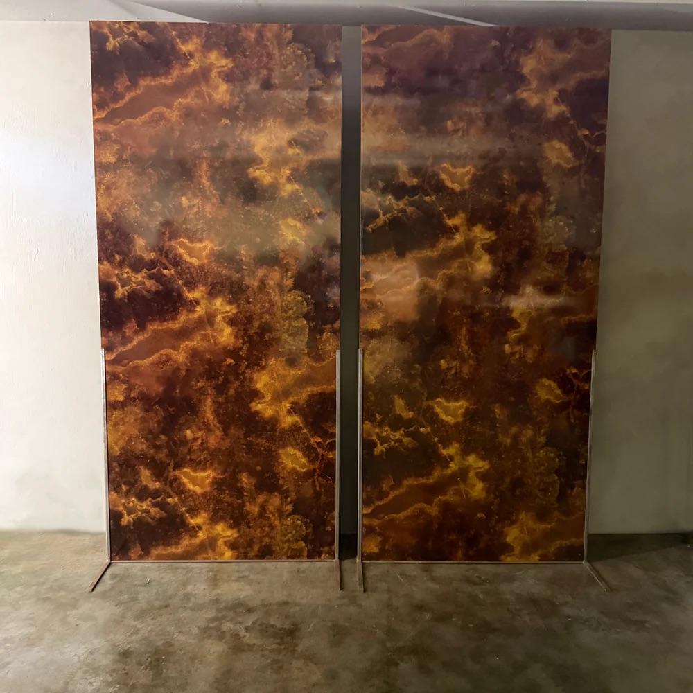 Vier elegante französische Dekorationspaneele, die ursprünglich zu einer schicken Ladeneinrichtung gehörten, werden nun als individuelle Kunstwerke präsentiert. Diese Paneele weisen eine luxuriöse, marmorierte Textur auf, die in hochglänzendes Harz
