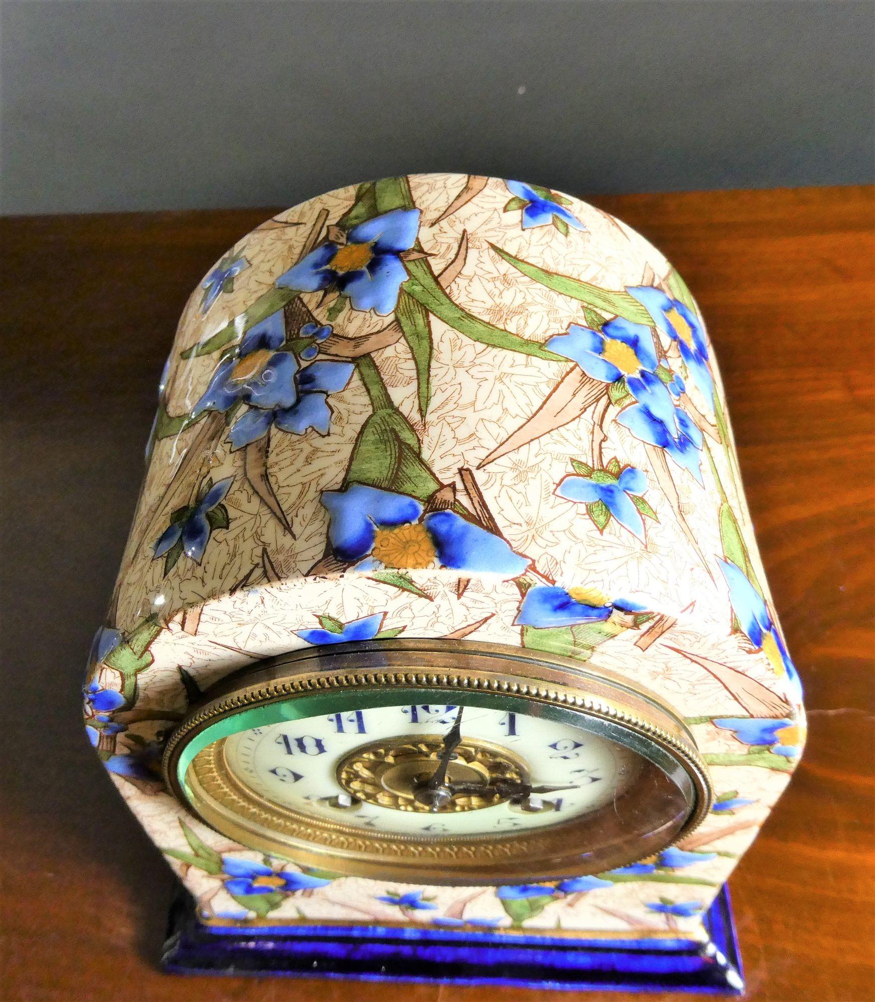 Garniture d'horloge décorative française en porcelaine en vente 14