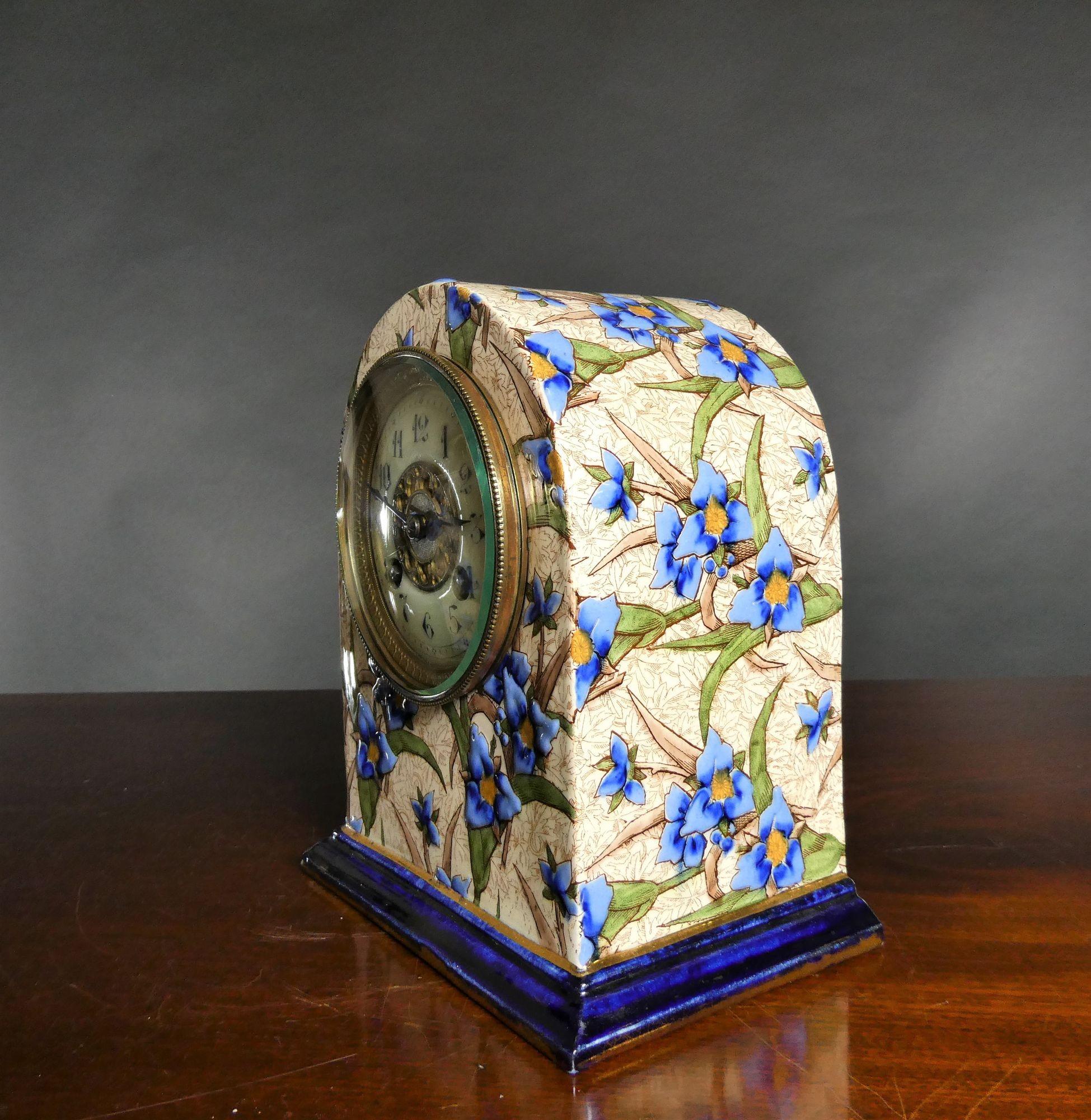 Reloj de Porcelana Decorativo Francés Garniture Fines del siglo XIX en venta