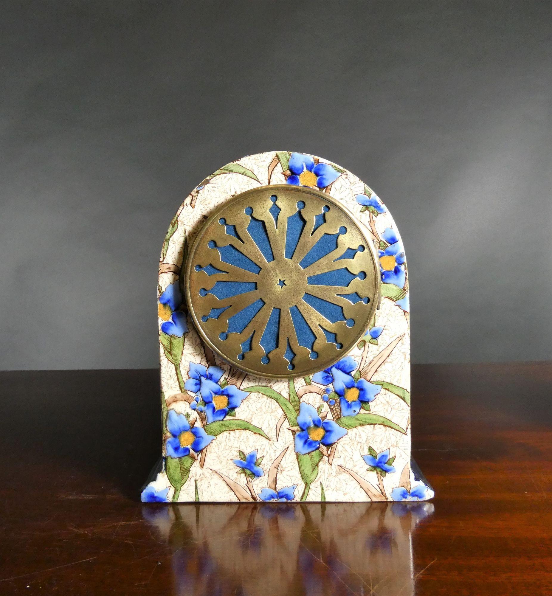 Fin du XIXe siècle Garniture d'horloge décorative française en porcelaine en vente