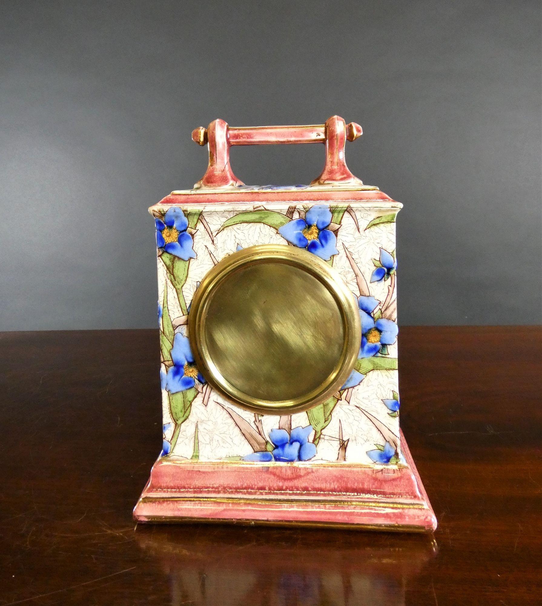 Französische dekorative Porzellan-Kaminuhr (Frühes 20. Jahrhundert) im Angebot