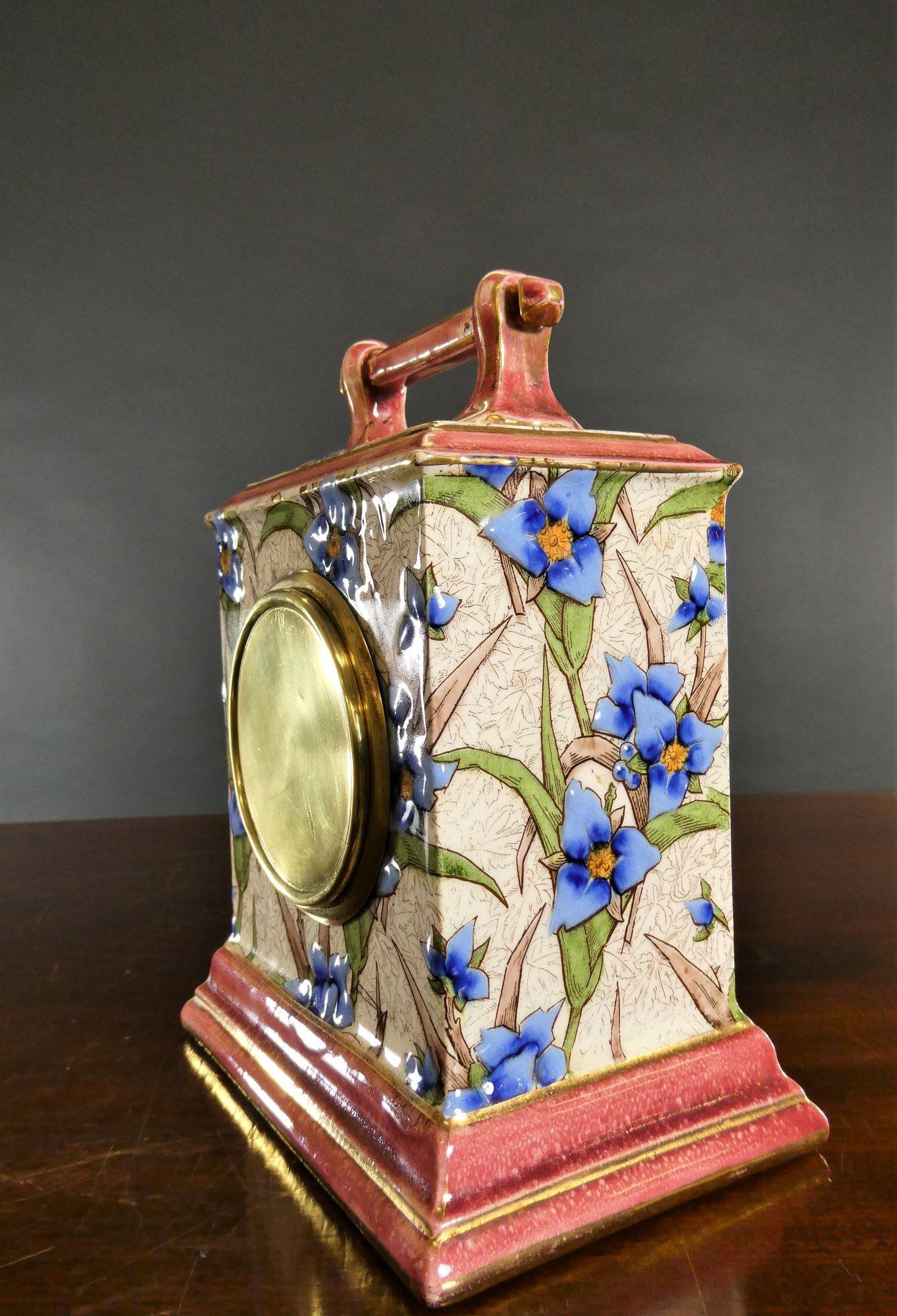 Französische dekorative Porzellan-Kaminuhr im Angebot 3